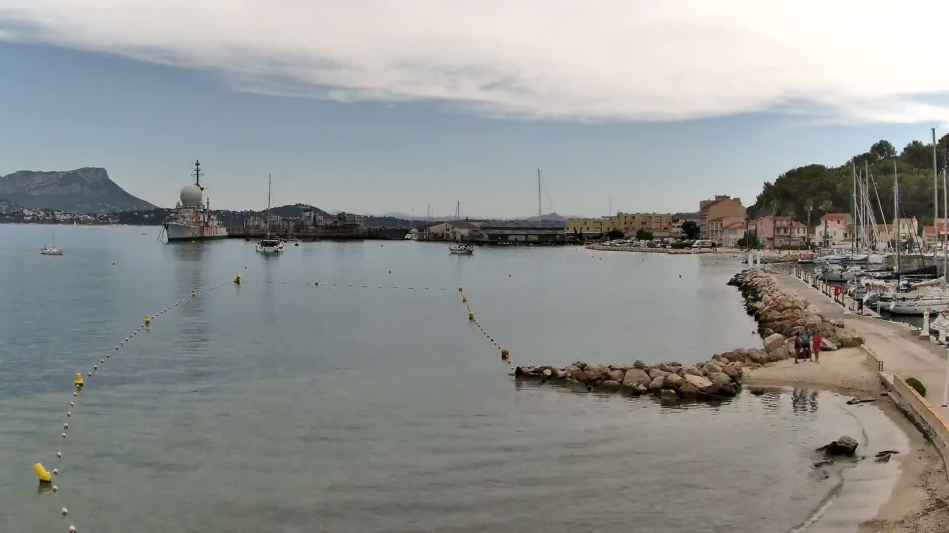 Port de plaisance de Saint-Mandrier-Sur-Mer & Plage de la Vieille/Plage du Canon Beach Live Cam - Toulon, Var, 	Provence-Alpes-Côte d’Azur, France