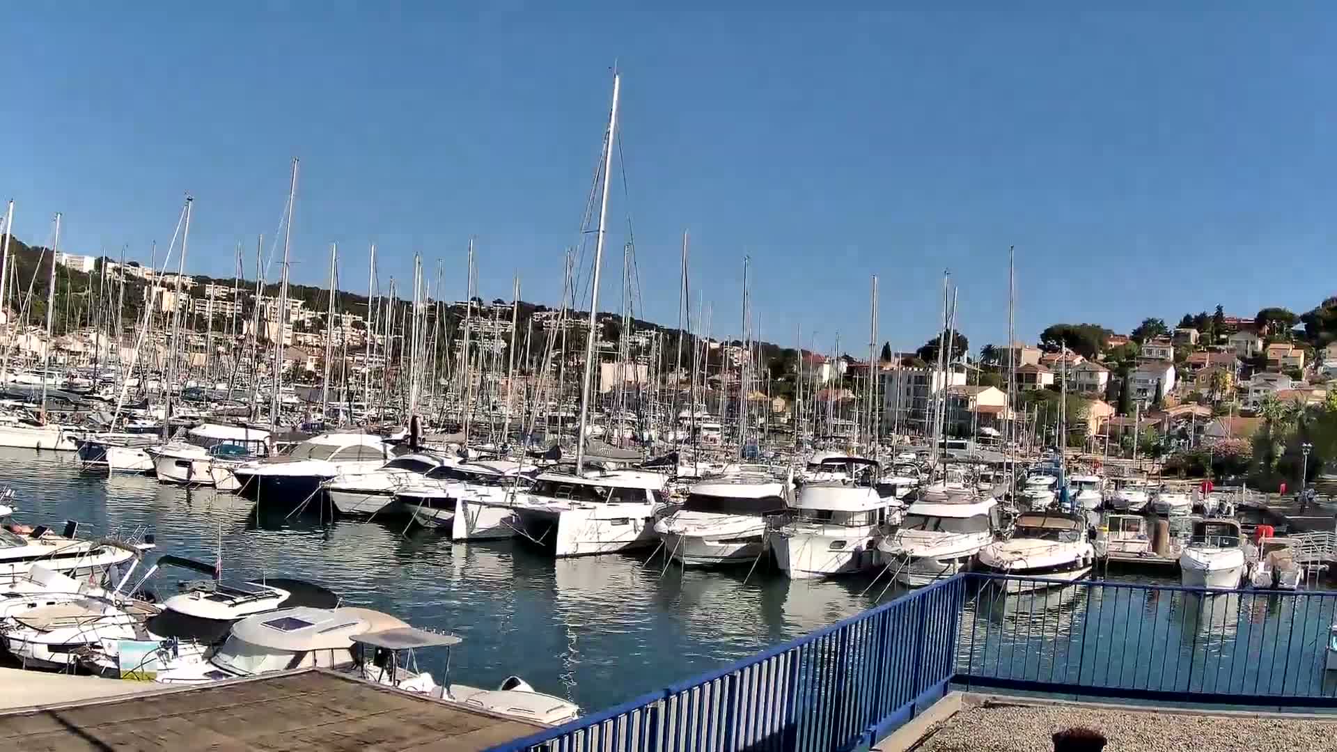 Port de plaisance de Saint-Mandrier-Sur-Mer & Plage de la Vieille/Plage du Canon Beach Live Cam - Toulon, Var, 	Provence-Alpes-Côte d’Azur, France