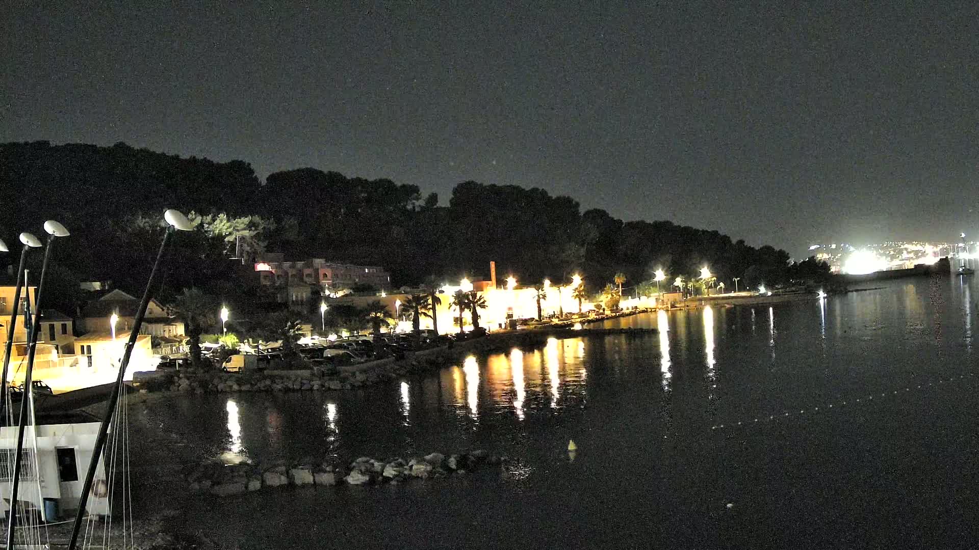 Port de plaisance de Saint-Mandrier-Sur-Mer & Plage de la Vieille/Plage du Canon Beach Live Cam - Toulon, Var, 	Provence-Alpes-Côte d’Azur, France