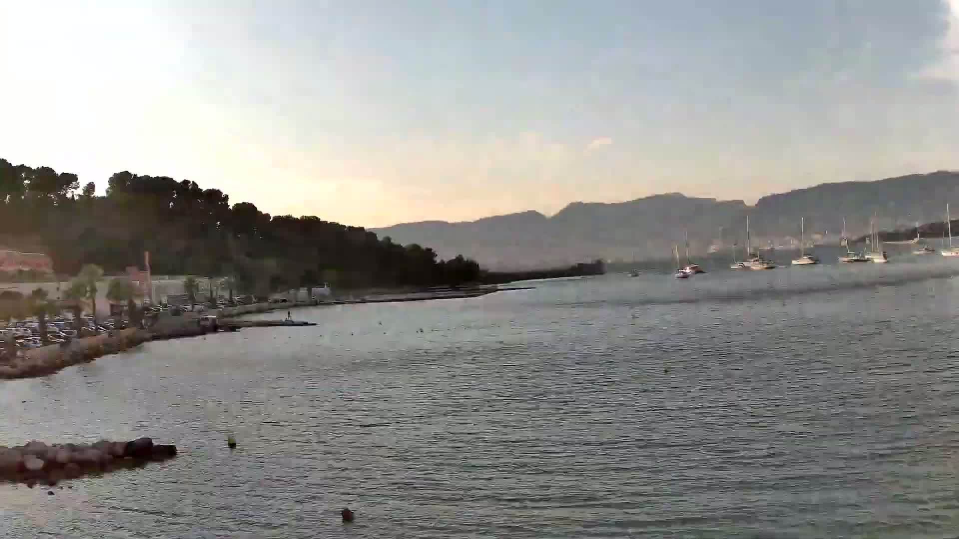 Port de plaisance de Saint-Mandrier-Sur-Mer & Plage de la Vieille/Plage du Canon Beach Live Cam - Toulon, Var, 	Provence-Alpes-Côte d’Azur, France