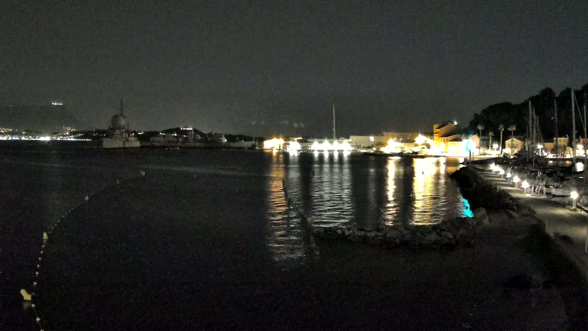 Port de plaisance de Saint-Mandrier-Sur-Mer & Plage de la Vieille/Plage du Canon Beach Live Cam - Toulon, Var, 	Provence-Alpes-Côte d’Azur, France