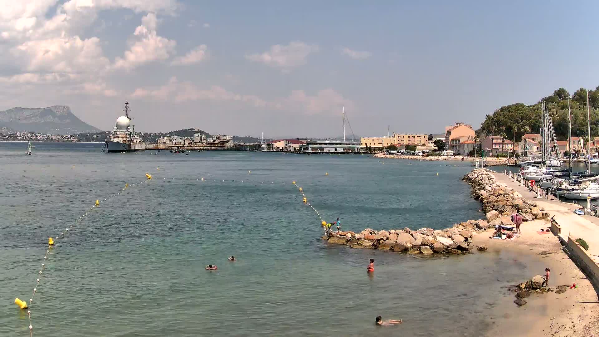 Port de plaisance de Saint-Mandrier-Sur-Mer & Plage de la Vieille/Plage du Canon Beach Live Cam - Toulon, Var, 	Provence-Alpes-Côte d’Azur, France
