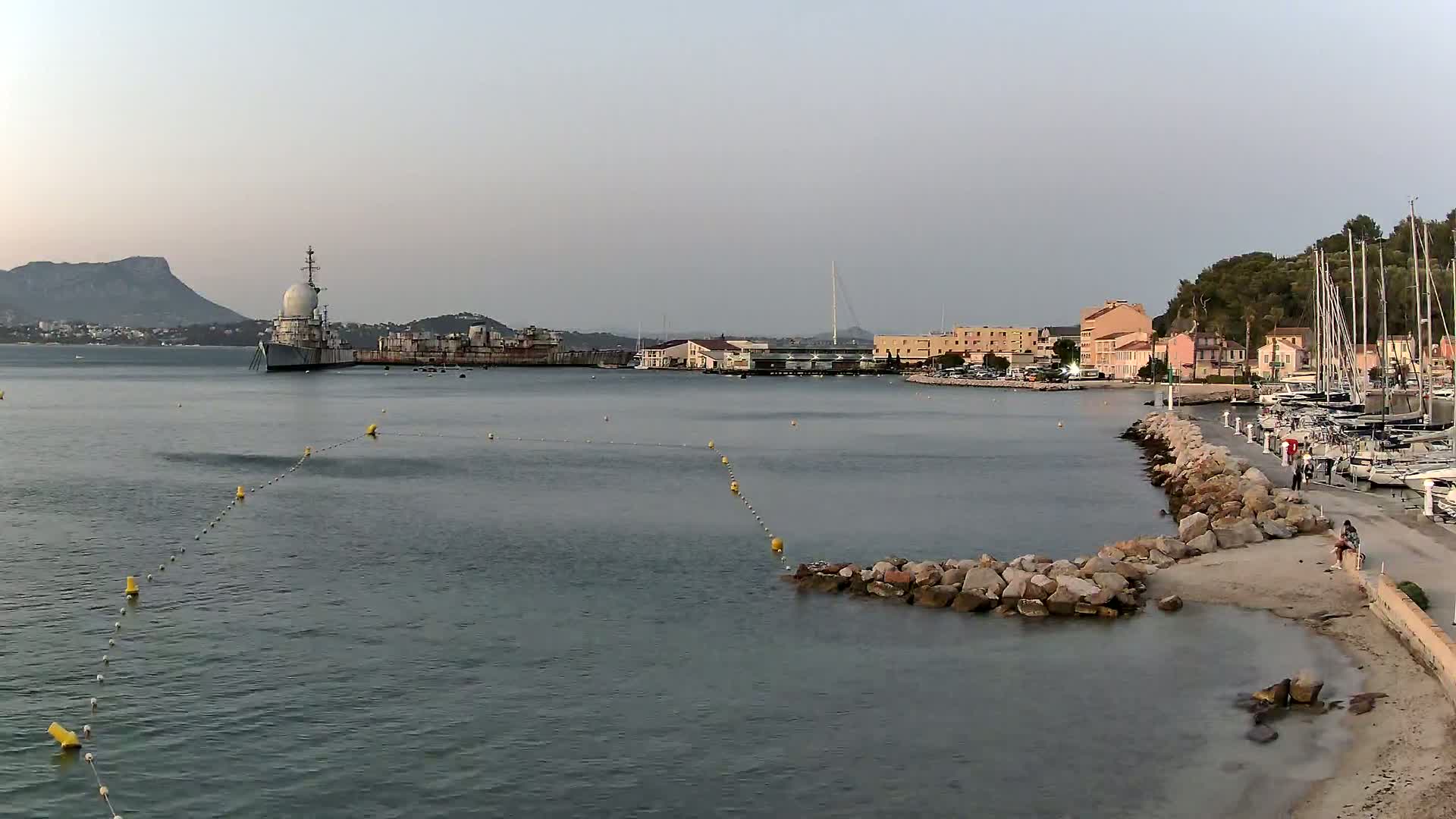 Port de plaisance de Saint-Mandrier-Sur-Mer & Plage de la Vieille/Plage du Canon Beach Live Cam - Toulon, Var, 	Provence-Alpes-Côte d’Azur, France