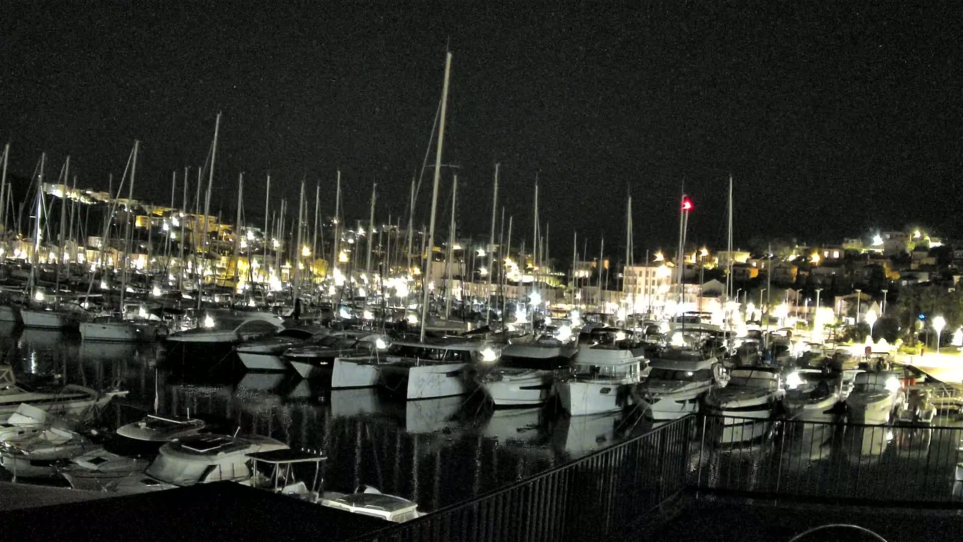Port de plaisance de Saint-Mandrier-Sur-Mer & Plage de la Vieille/Plage du Canon Beach Live Cam - Toulon, Var, 	Provence-Alpes-Côte d’Azur, France