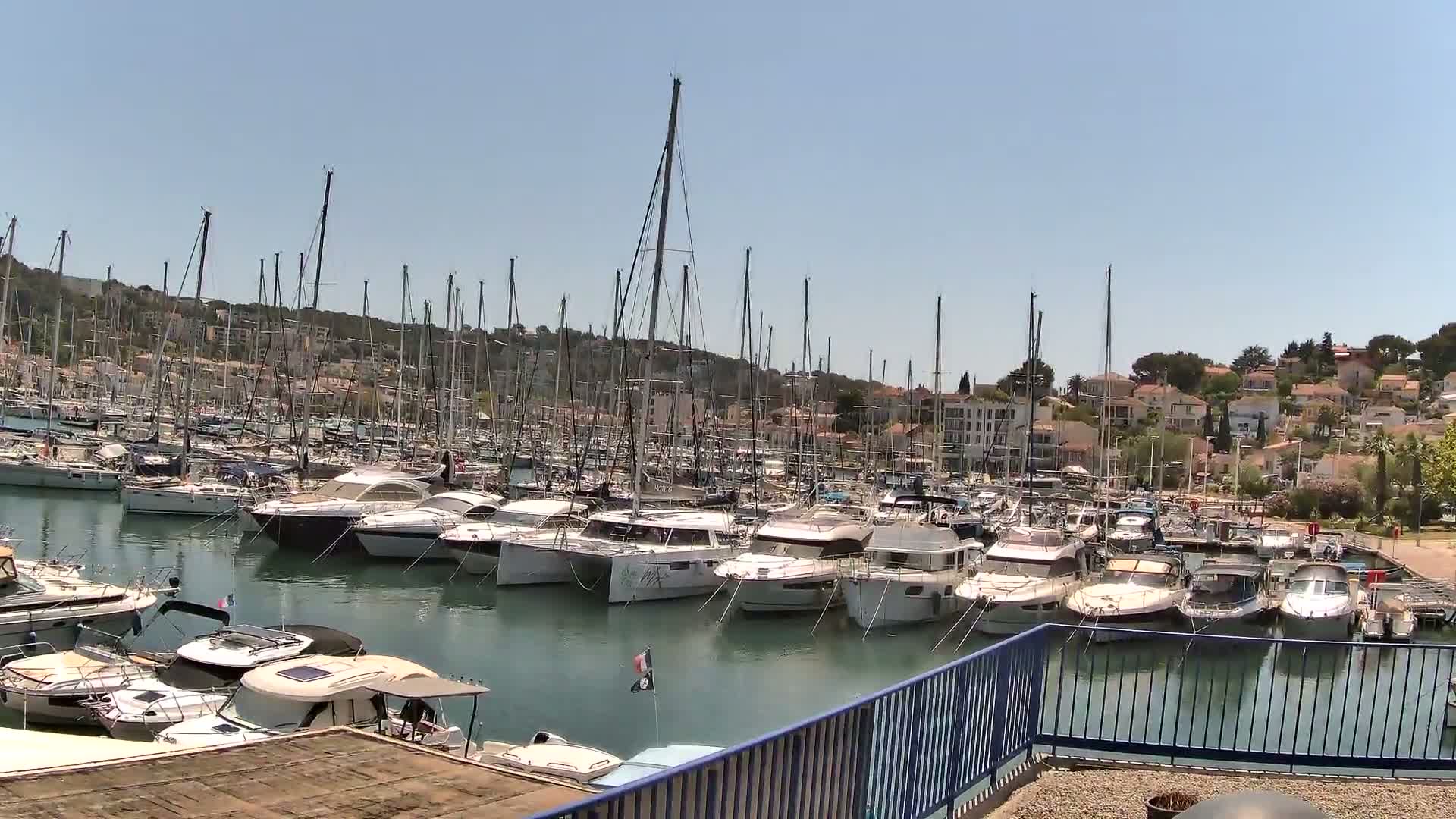 Port de plaisance de Saint-Mandrier-Sur-Mer & Plage de la Vieille/Plage du Canon Beach Live Cam - Toulon, Var, 	Provence-Alpes-Côte d’Azur, France