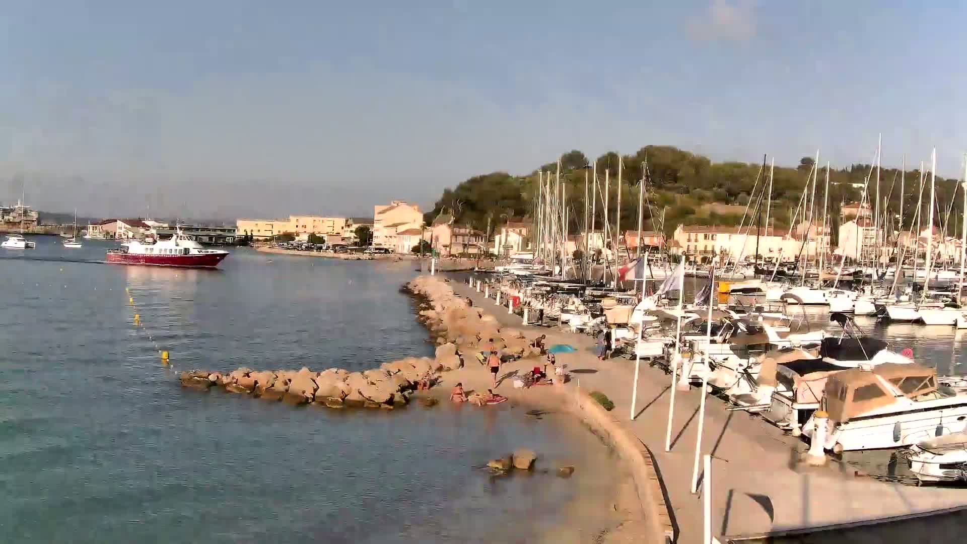 Port de plaisance de Saint-Mandrier-Sur-Mer & Plage de la Vieille/Plage du Canon Beach Live Cam - Toulon, Var, 	Provence-Alpes-Côte d’Azur, France
