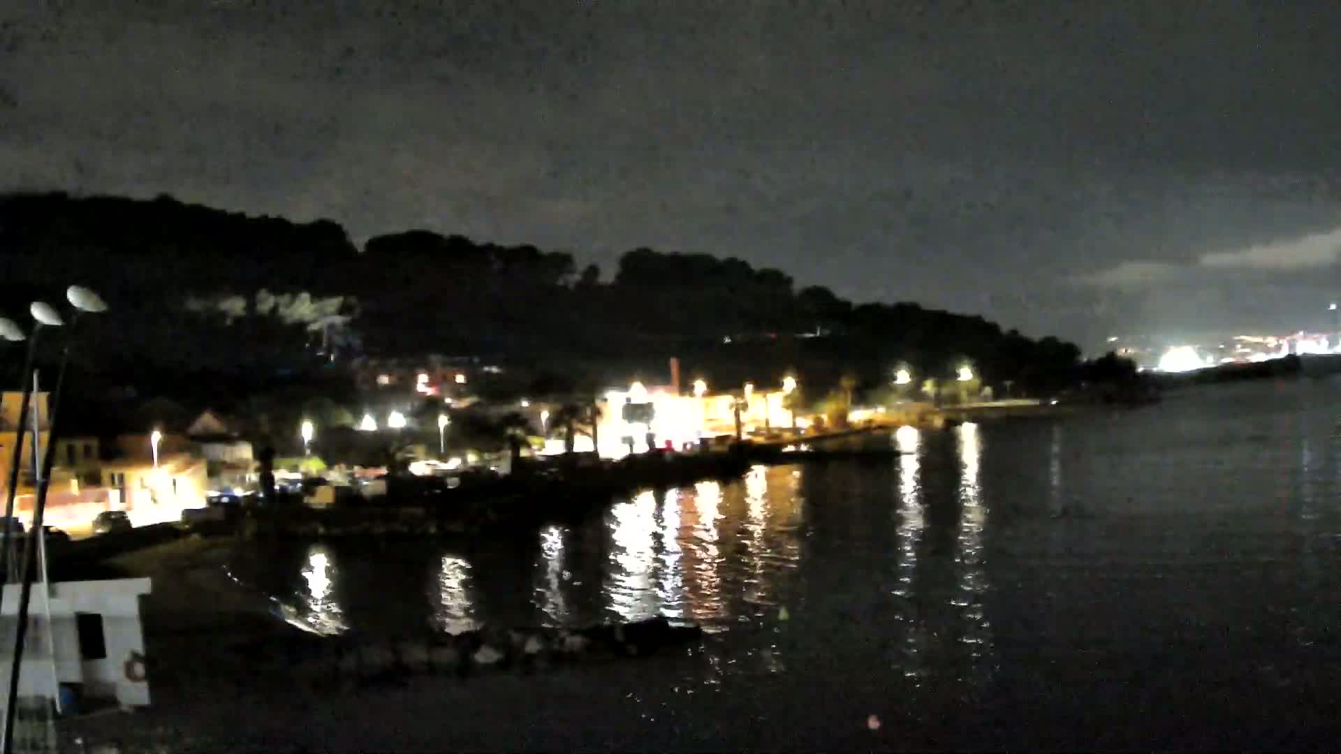 Port de plaisance de Saint-Mandrier-Sur-Mer & Plage de la Vieille/Plage du Canon Beach Live Cam - Toulon, Var, 	Provence-Alpes-Côte d’Azur, France