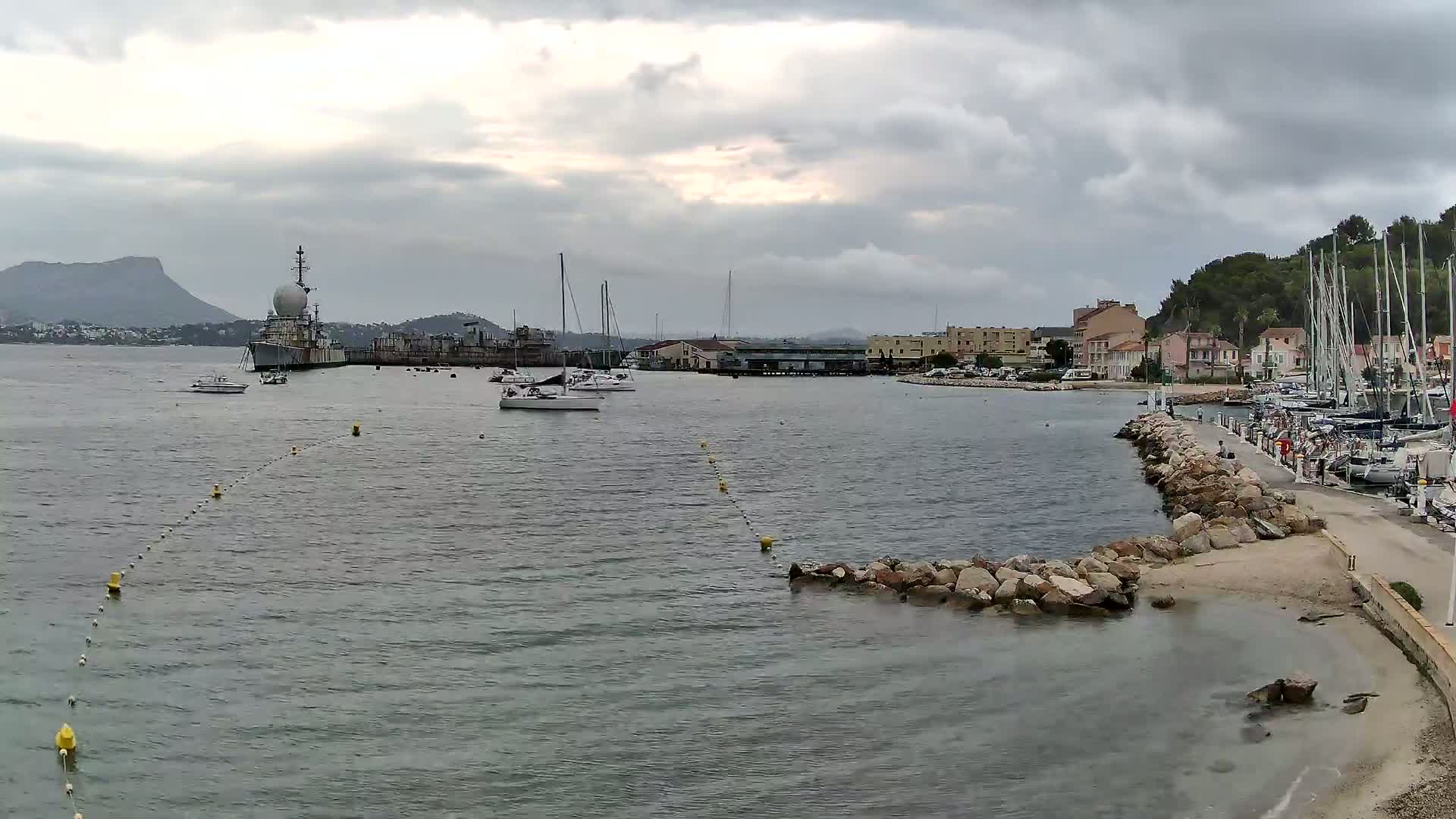 Port de plaisance de Saint-Mandrier-Sur-Mer & Plage de la Vieille/Plage du Canon Beach Live Cam - Toulon, Var, 	Provence-Alpes-Côte d’Azur, France
