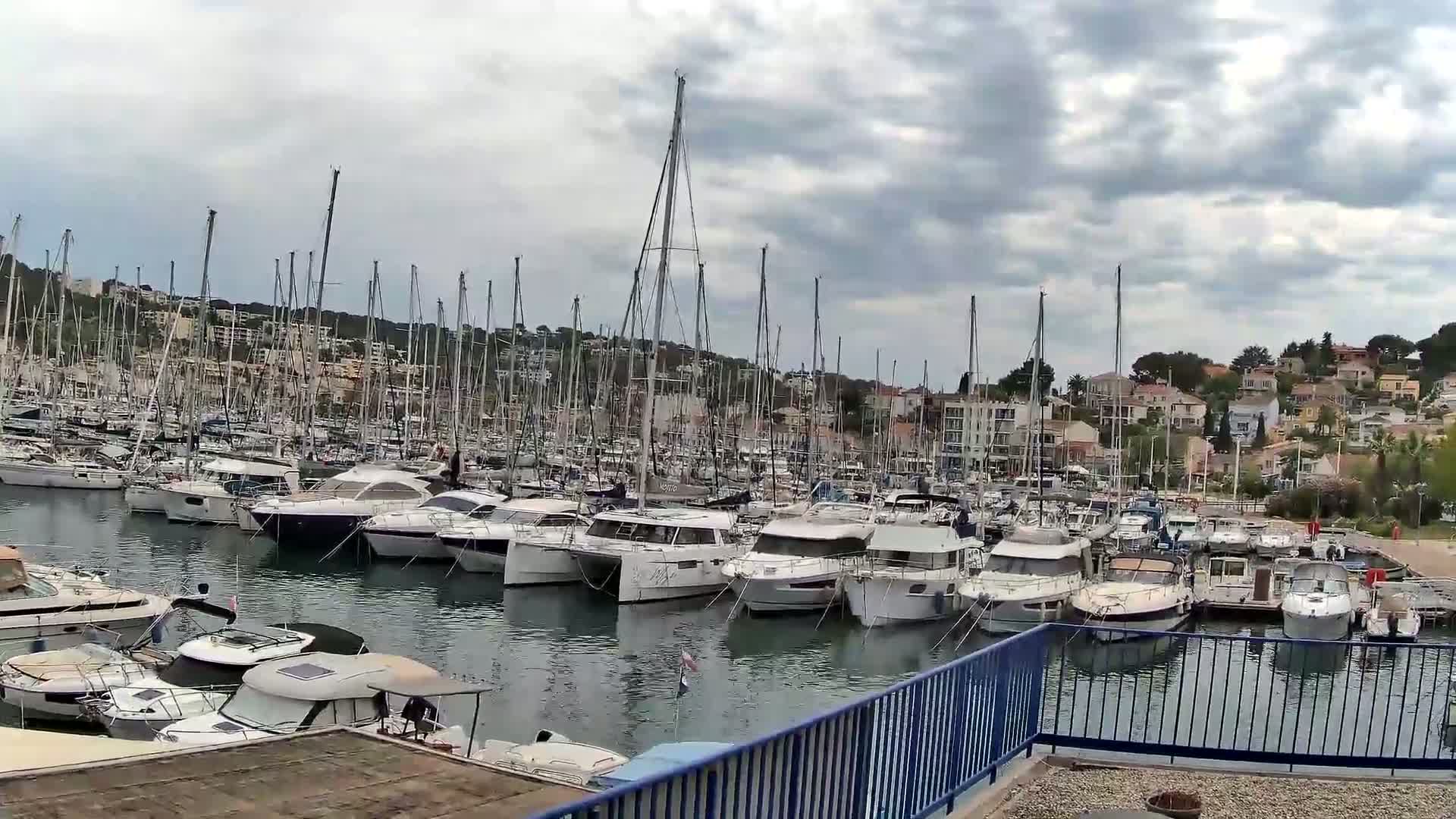 Port de plaisance de Saint-Mandrier-Sur-Mer & Plage de la Vieille/Plage du Canon Beach Live Cam - Toulon, Var, 	Provence-Alpes-Côte d’Azur, France