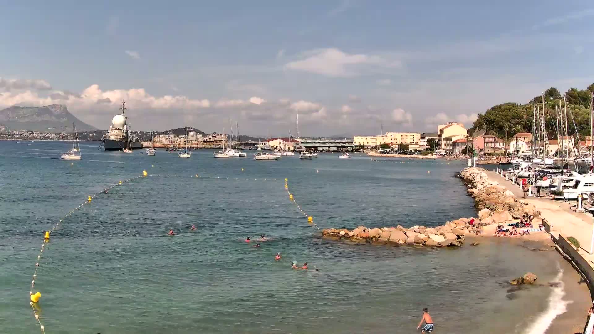 Port de plaisance de Saint-Mandrier-Sur-Mer & Plage de la Vieille/Plage du Canon Beach Live Cam - Toulon, Var, 	Provence-Alpes-Côte d’Azur, France