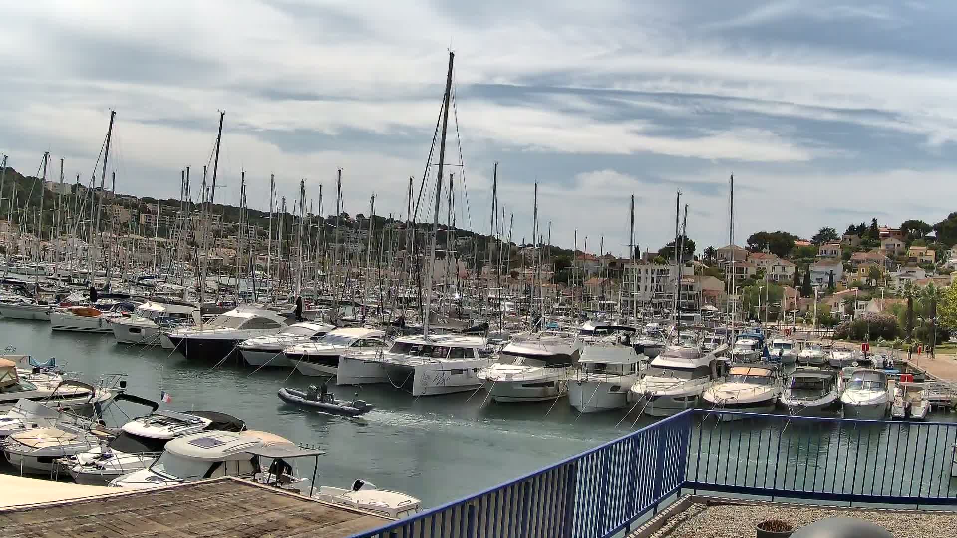 Port de plaisance de Saint-Mandrier-Sur-Mer & Plage de la Vieille/Plage du Canon Beach Live Cam - Toulon, Var, 	Provence-Alpes-Côte d’Azur, France