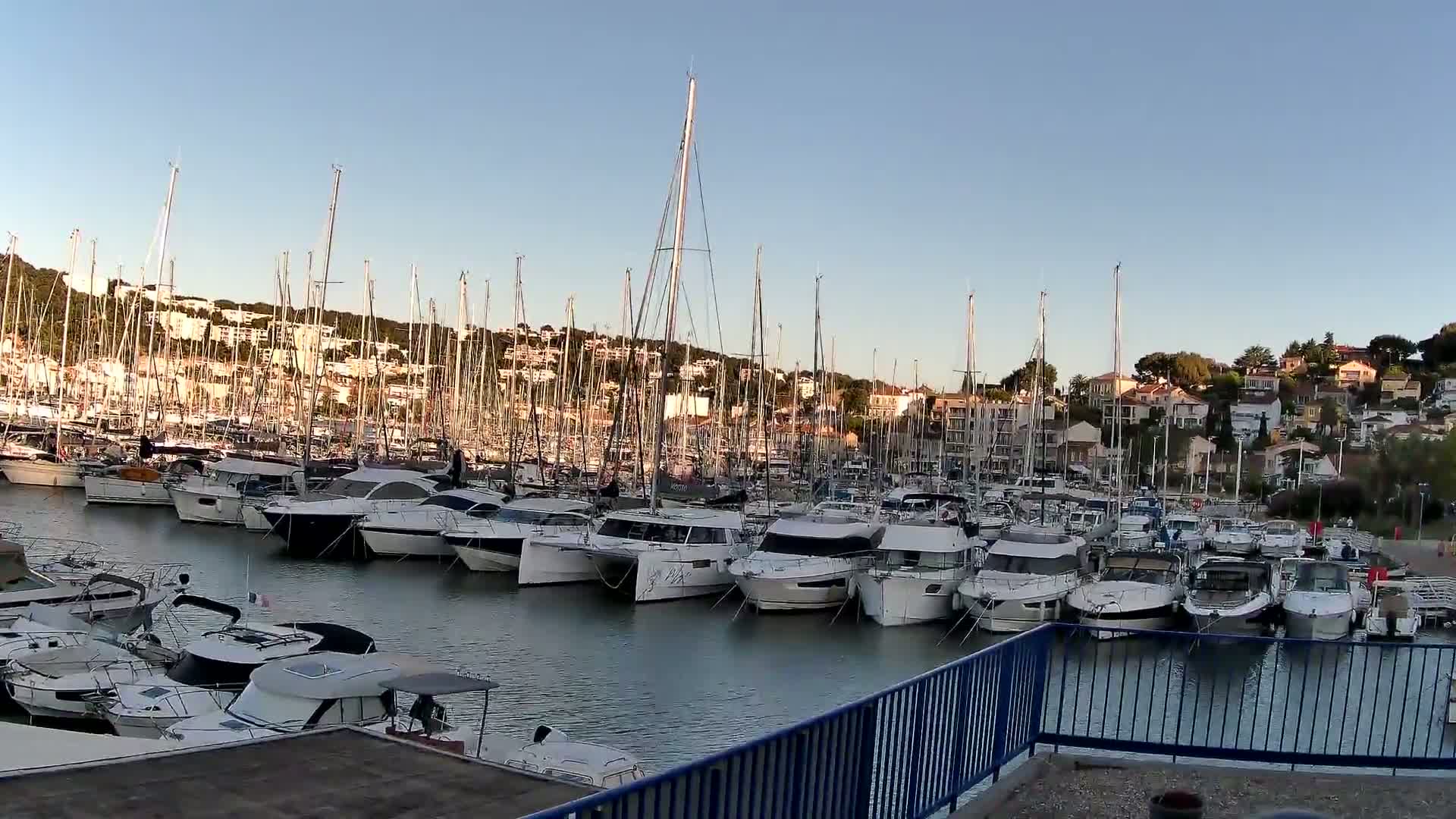 Port de plaisance de Saint-Mandrier-Sur-Mer & Plage de la Vieille/Plage du Canon Beach Live Cam - Toulon, Var, 	Provence-Alpes-Côte d’Azur, France