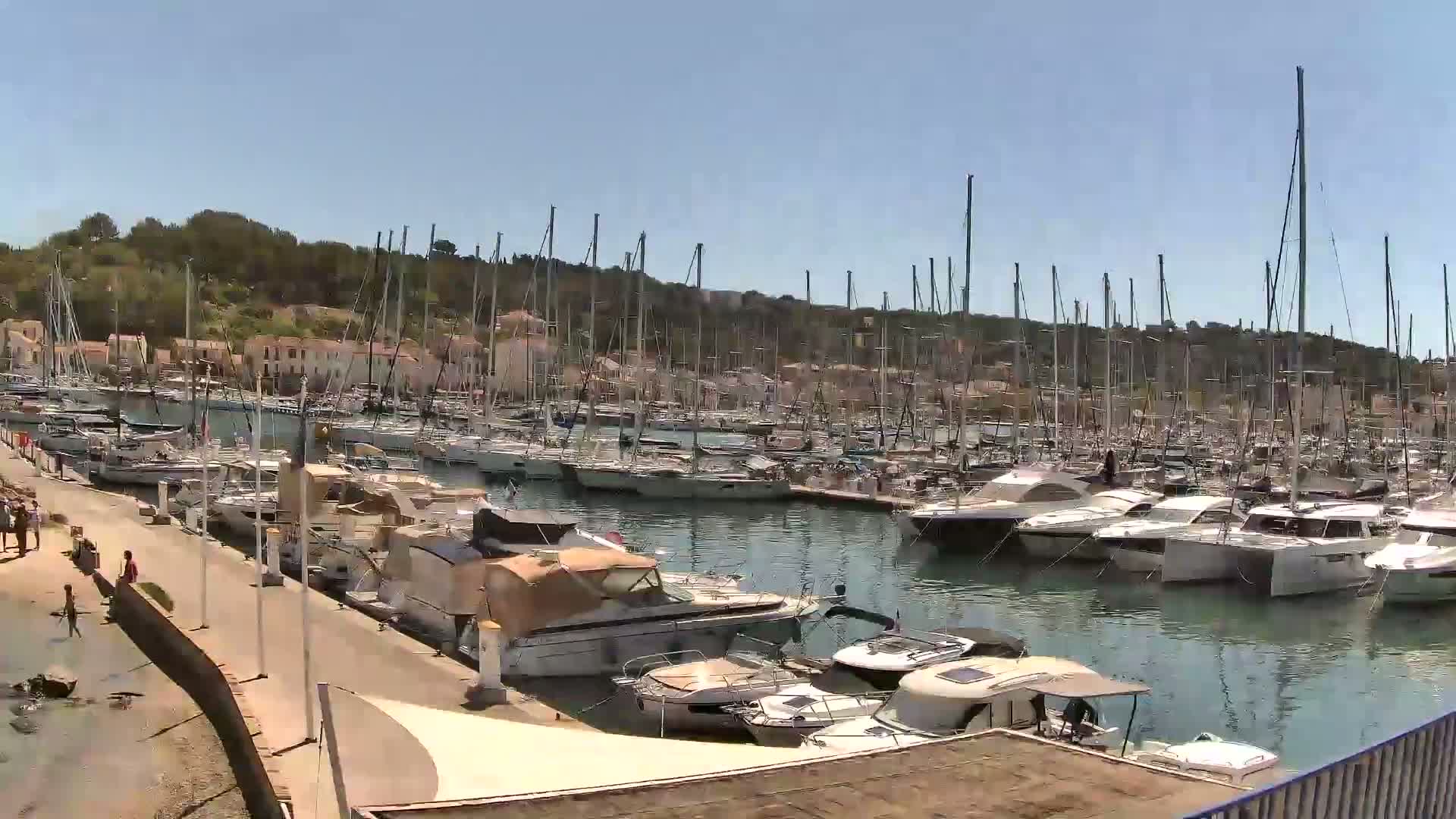 Port de plaisance de Saint-Mandrier-Sur-Mer & Plage de la Vieille/Plage du Canon Beach Live Cam - Toulon, Var, 	Provence-Alpes-Côte d’Azur, France
