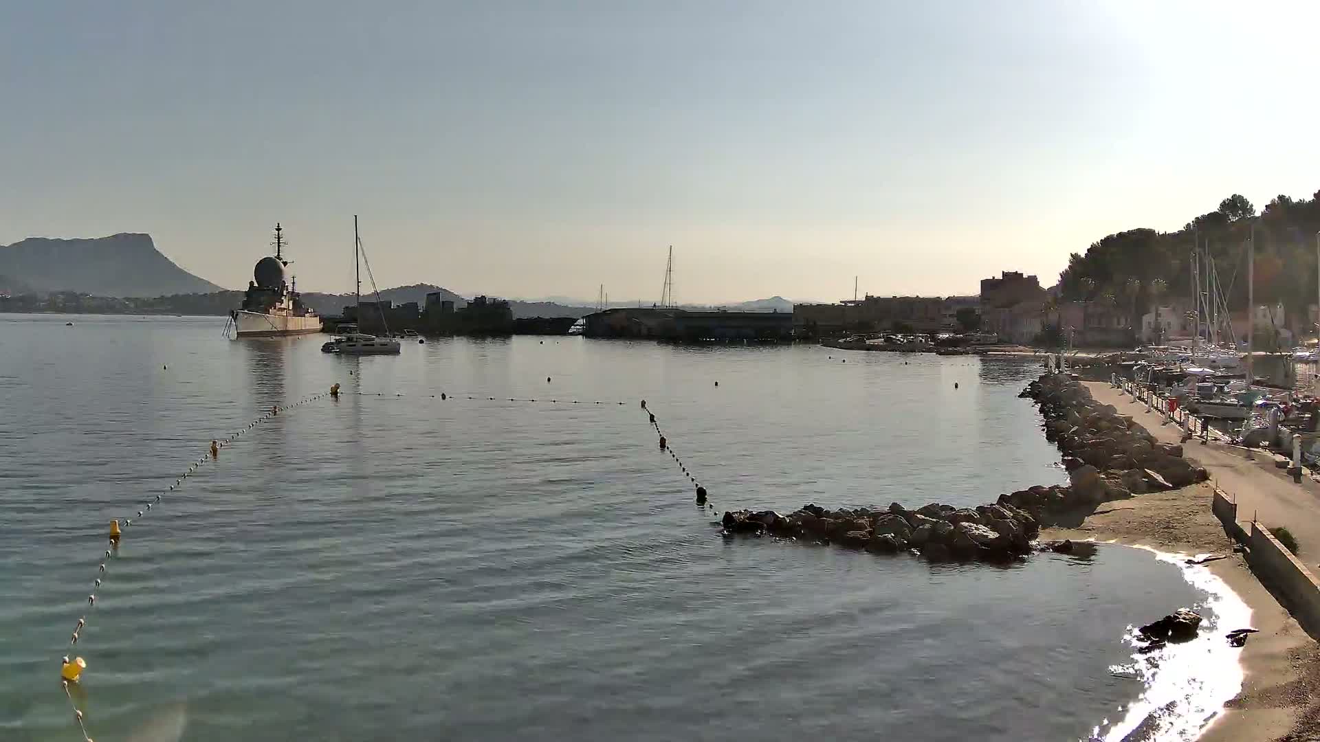 Port de plaisance de Saint-Mandrier-Sur-Mer & Plage de la Vieille/Plage du Canon Beach Live Cam - Toulon, Var, 	Provence-Alpes-Côte d’Azur, France