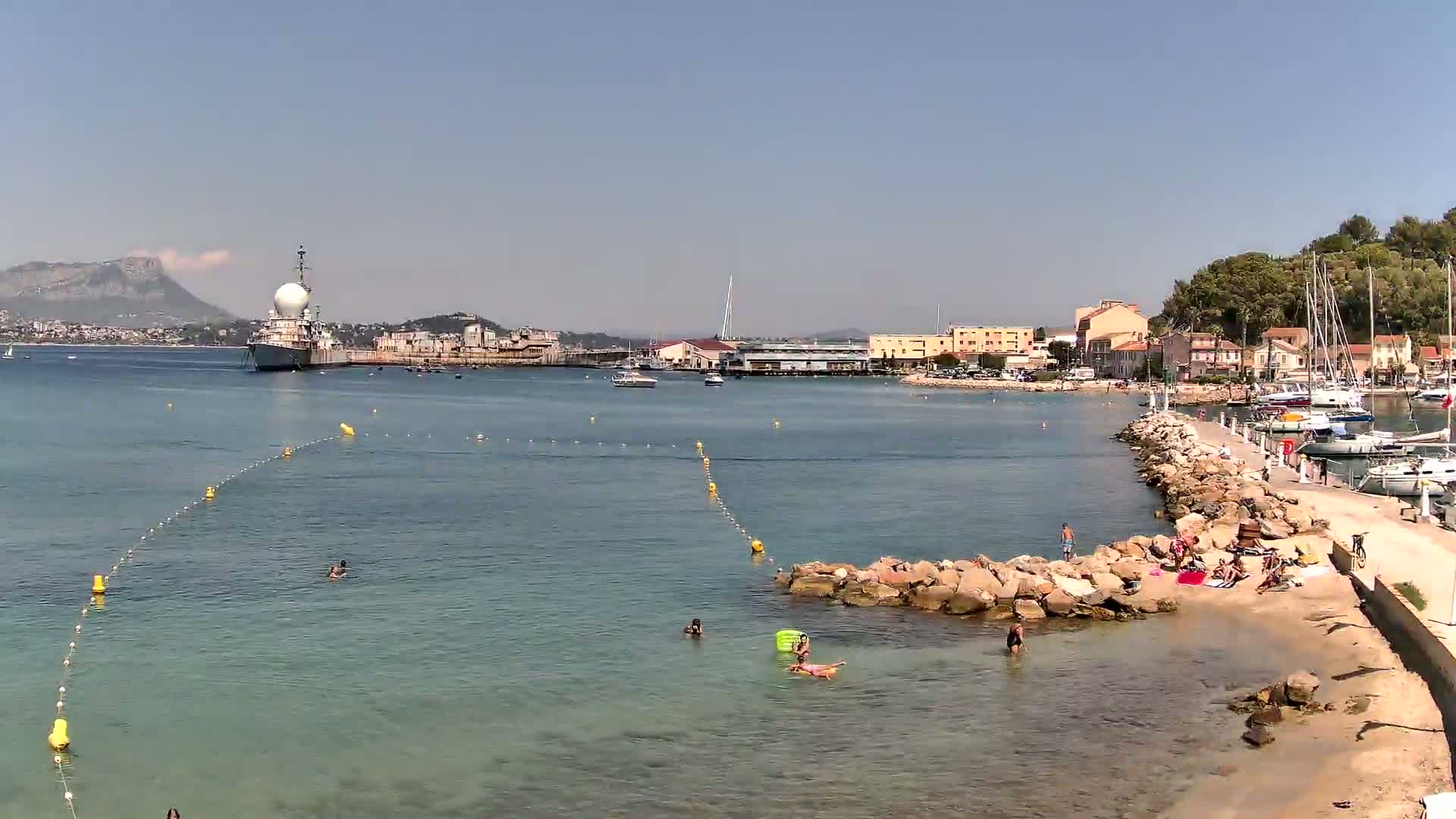 Port de plaisance de Saint-Mandrier-Sur-Mer & Plage de la Vieille/Plage du Canon Beach Live Cam - Toulon, Var, 	Provence-Alpes-Côte d’Azur, France