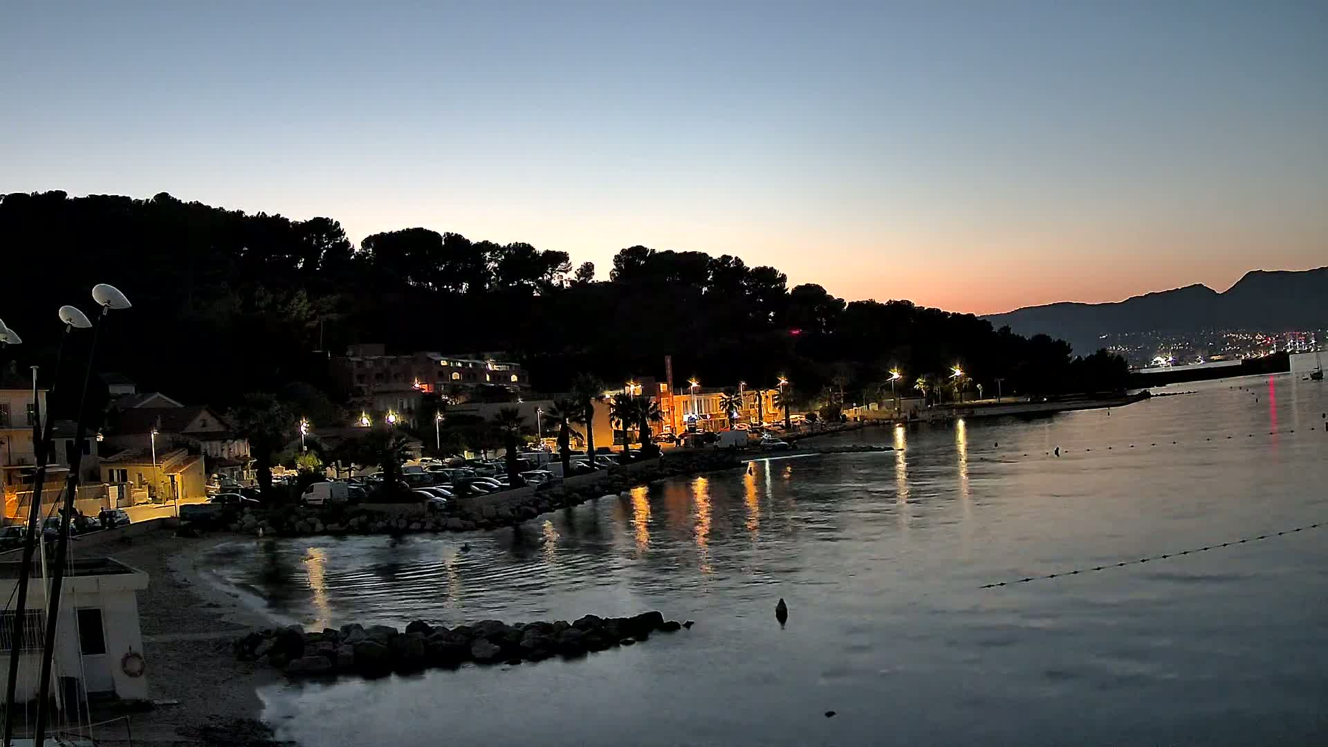 Port de plaisance de Saint-Mandrier-Sur-Mer & Plage de la Vieille/Plage du Canon Beach Live Cam - Toulon, Var, 	Provence-Alpes-Côte d’Azur, France