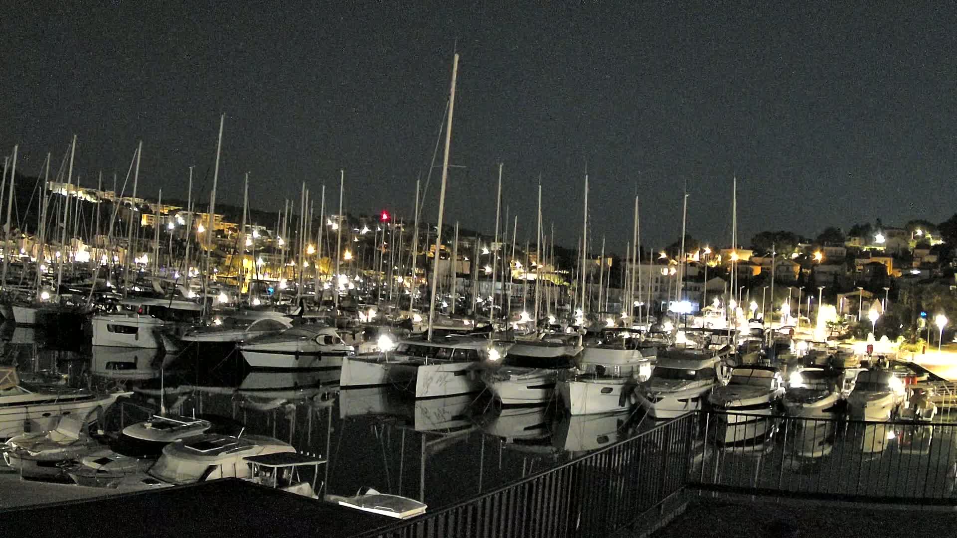 Port de plaisance de Saint-Mandrier-Sur-Mer & Plage de la Vieille/Plage du Canon Beach Live Cam - Toulon, Var, 	Provence-Alpes-Côte d’Azur, France