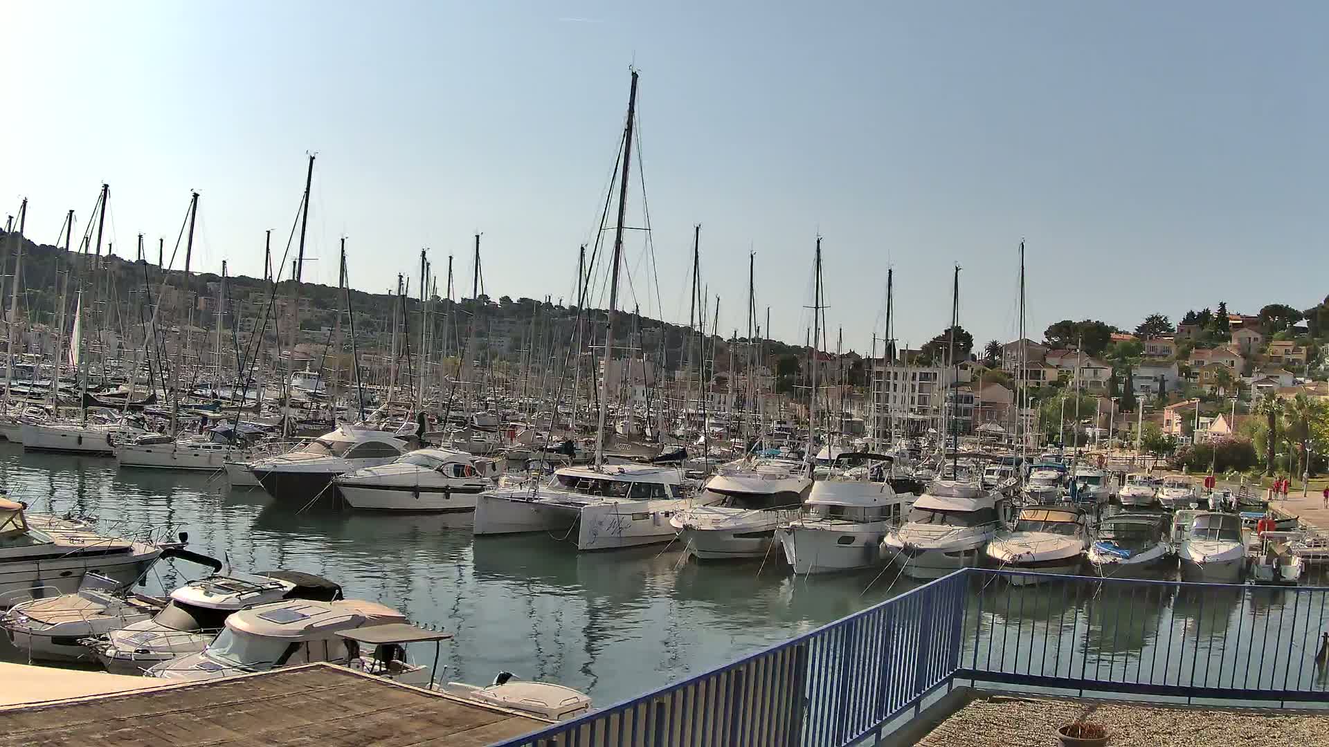 Port de plaisance de Saint-Mandrier-Sur-Mer & Plage de la Vieille/Plage du Canon Beach Live Cam - Toulon, Var, 	Provence-Alpes-Côte d’Azur, France