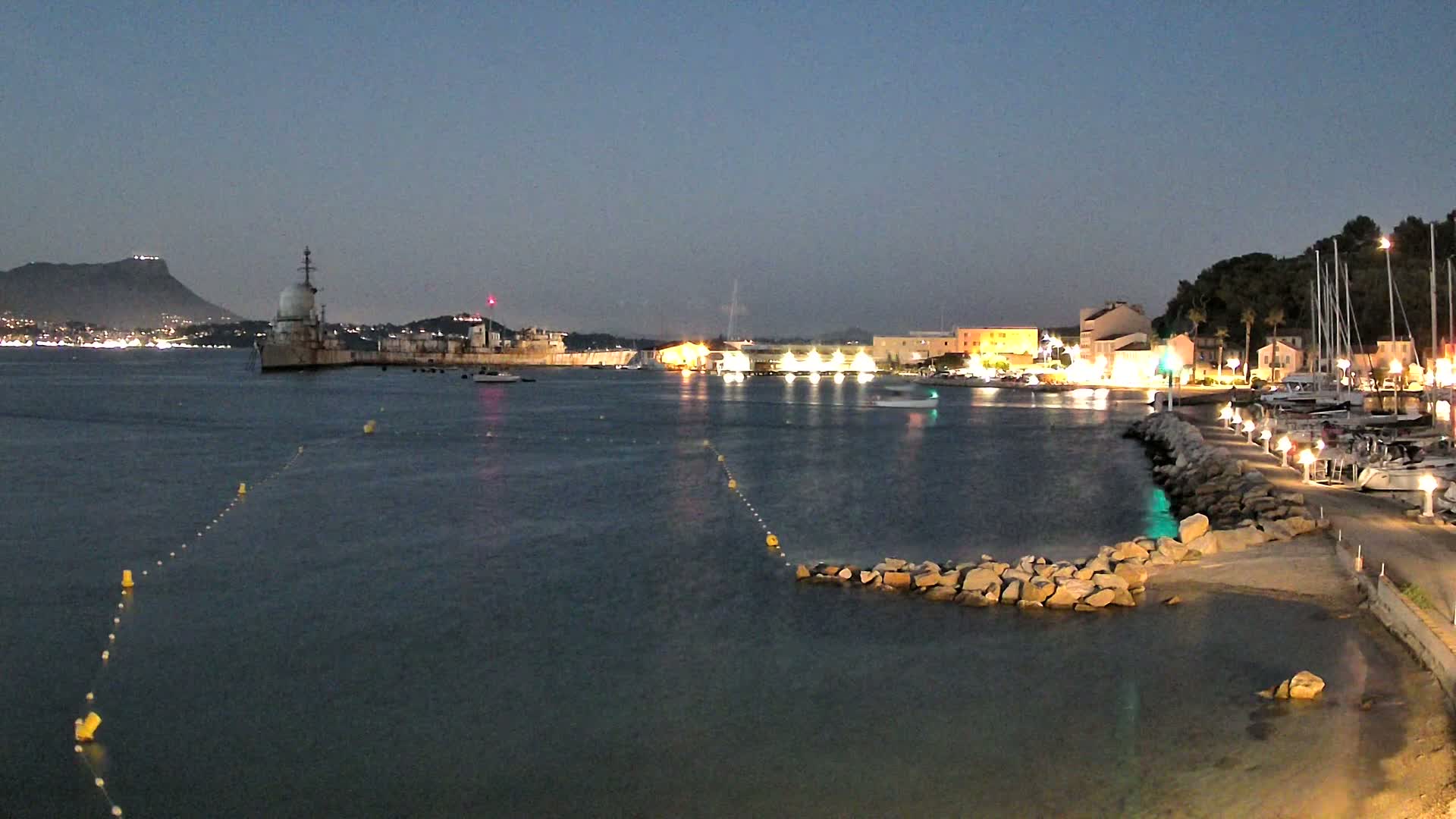 Port de plaisance de Saint-Mandrier-Sur-Mer & Plage de la Vieille/Plage du Canon Beach Live Cam - Toulon, Var, 	Provence-Alpes-Côte d’Azur, France