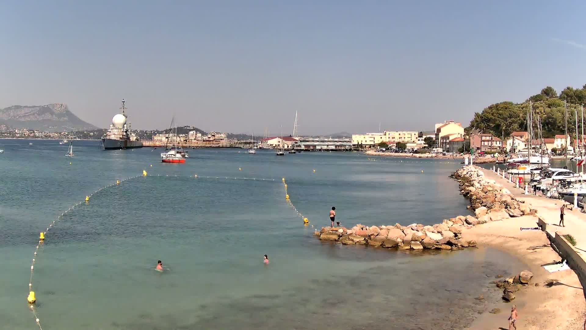 Port de plaisance de Saint-Mandrier-Sur-Mer & Plage de la Vieille/Plage du Canon Beach Live Cam - Toulon, Var, 	Provence-Alpes-Côte d’Azur, France