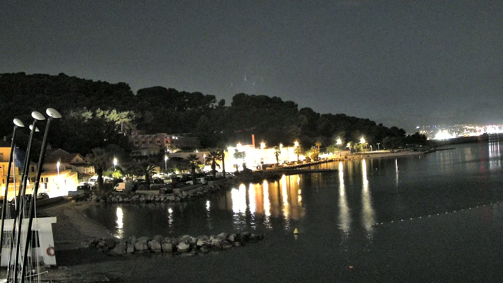 Port de plaisance de Saint-Mandrier-Sur-Mer & Plage de la Vieille/Plage du Canon Beach Live Cam - Toulon, Var, 	Provence-Alpes-Côte d’Azur, France