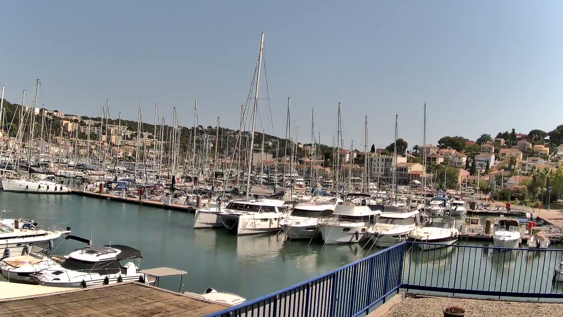 Port de plaisance de Saint-Mandrier-Sur-Mer & Plage de la Vieille/Plage du Canon Beach Live Cam - Toulon, Var, 	Provence-Alpes-Côte d’Azur, France