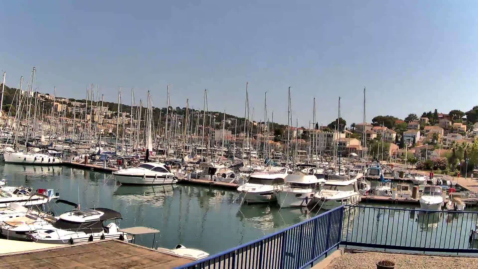 Port de plaisance de Saint-Mandrier-Sur-Mer & Plage de la Vieille/Plage du Canon Beach Live Cam - Toulon, Var, 	Provence-Alpes-Côte d’Azur, France