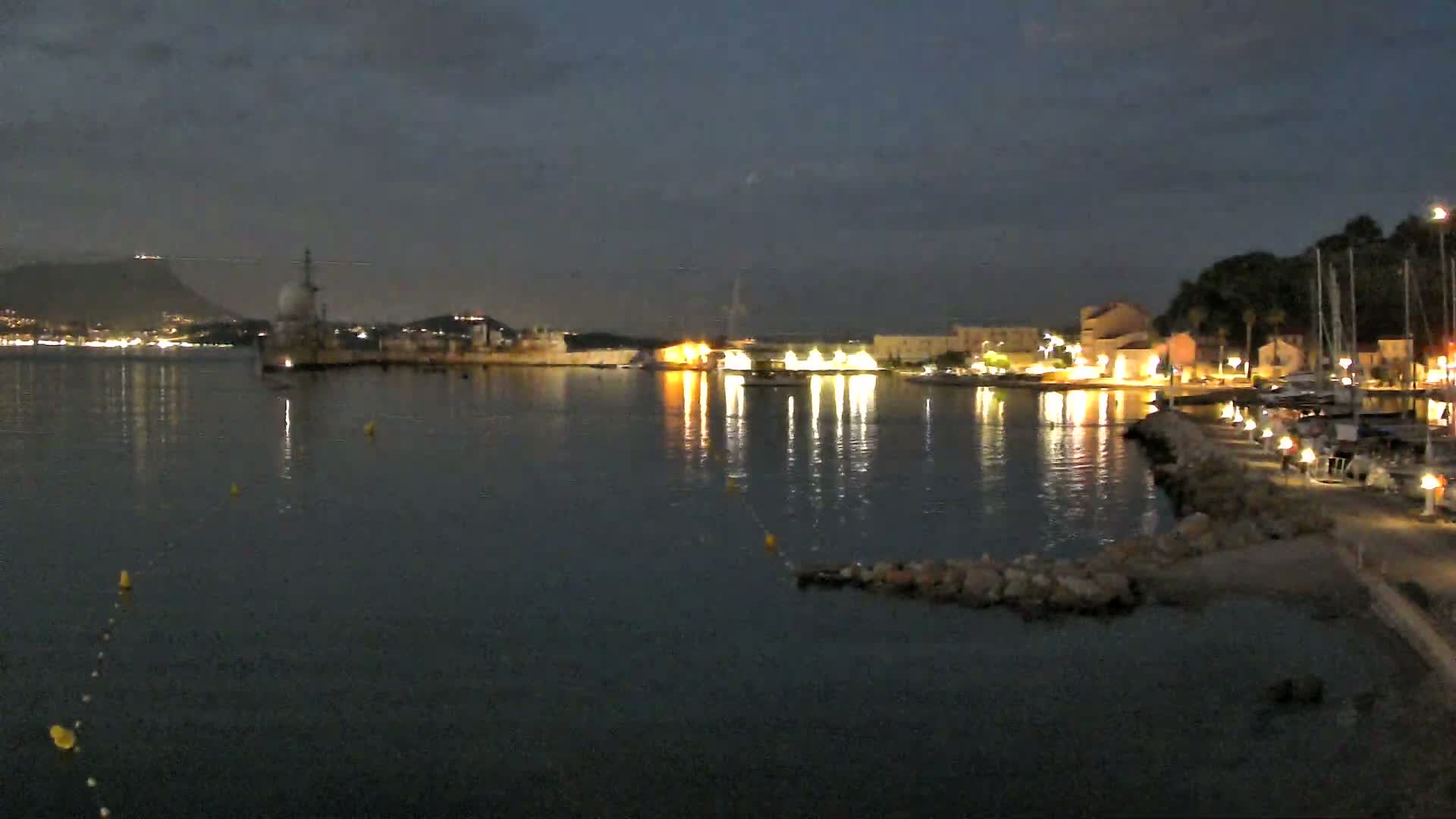 Port de plaisance de Saint-Mandrier-Sur-Mer & Plage de la Vieille/Plage du Canon Beach Live Cam - Toulon, Var, 	Provence-Alpes-Côte d’Azur, France