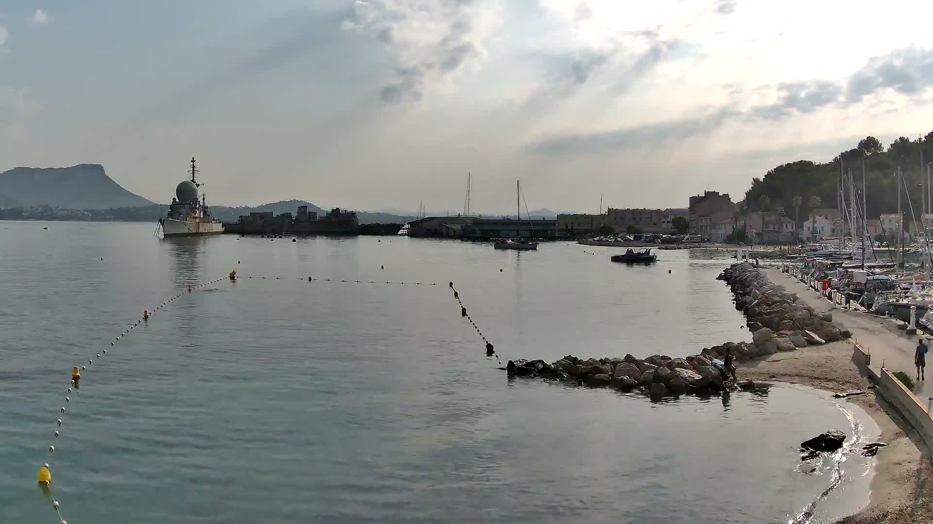 Port de plaisance de Saint-Mandrier-Sur-Mer & Plage de la Vieille/Plage du Canon Beach Live Cam - Toulon, Var, 	Provence-Alpes-Côte d’Azur, France