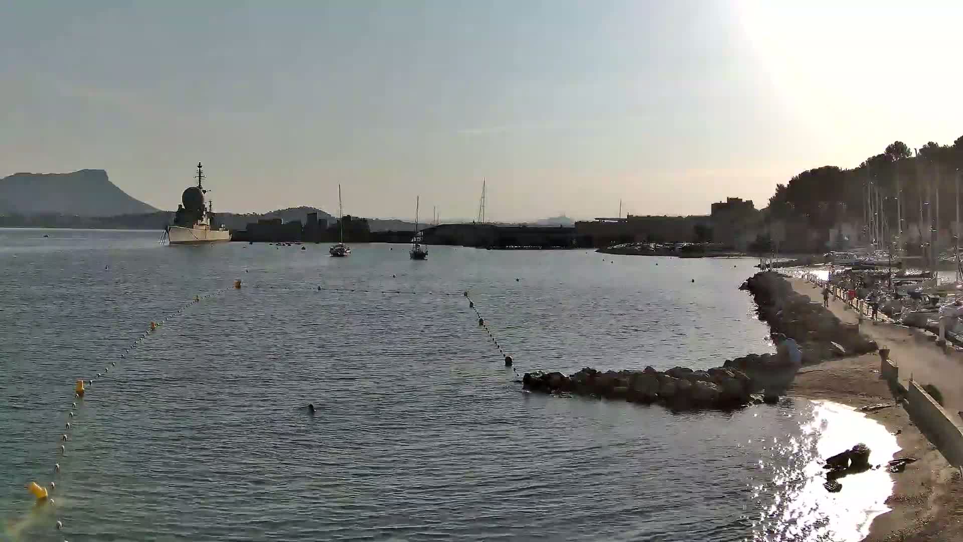Port de plaisance de Saint-Mandrier-Sur-Mer & Plage de la Vieille/Plage du Canon Beach Live Cam - Toulon, Var, 	Provence-Alpes-Côte d’Azur, France