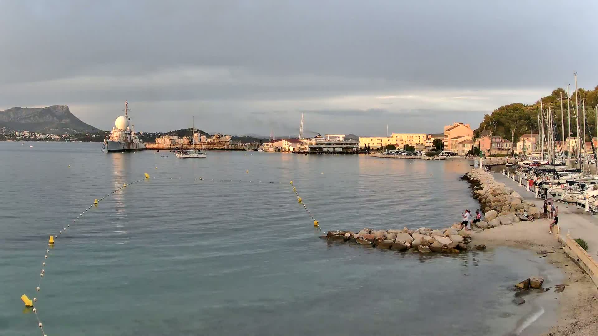 Port de plaisance de Saint-Mandrier-Sur-Mer & Plage de la Vieille/Plage du Canon Beach Live Cam - Toulon, Var, 	Provence-Alpes-Côte d’Azur, France