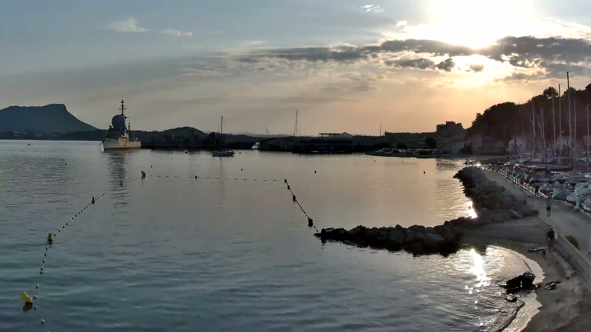 Port de plaisance de Saint-Mandrier-Sur-Mer & Plage de la Vieille/Plage du Canon Beach Live Cam - Toulon, Var, 	Provence-Alpes-Côte d’Azur, France