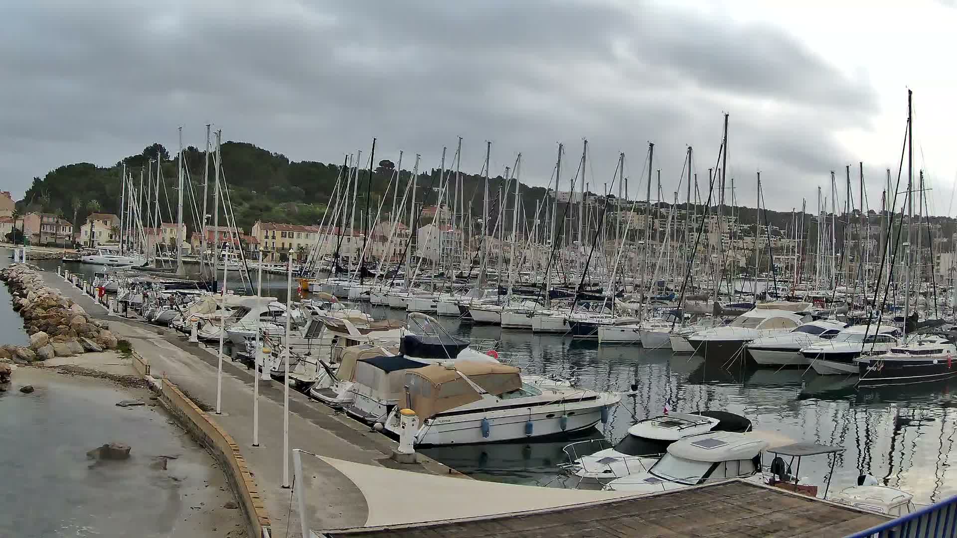 Port de plaisance de Saint-Mandrier-Sur-Mer & Plage de la Vieille/Plage du Canon Beach Live Cam - Toulon, Var, 	Provence-Alpes-Côte d’Azur, France