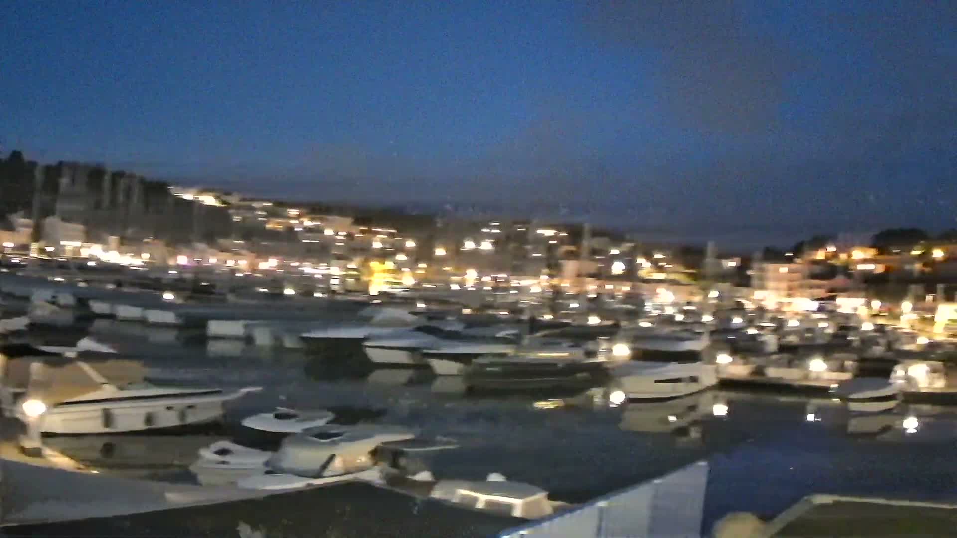 Port de plaisance de Saint-Mandrier-Sur-Mer & Plage de la Vieille/Plage du Canon Beach Live Cam - Toulon, Var, 	Provence-Alpes-Côte d’Azur, France