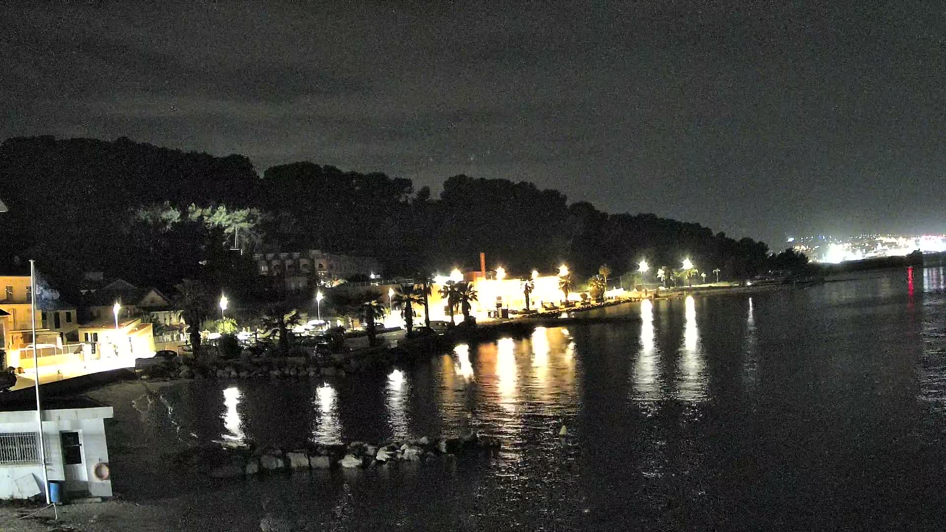 Port de plaisance de Saint-Mandrier-Sur-Mer & Plage de la Vieille/Plage du Canon Beach Live Cam - Toulon, Var, 	Provence-Alpes-Côte d’Azur, France