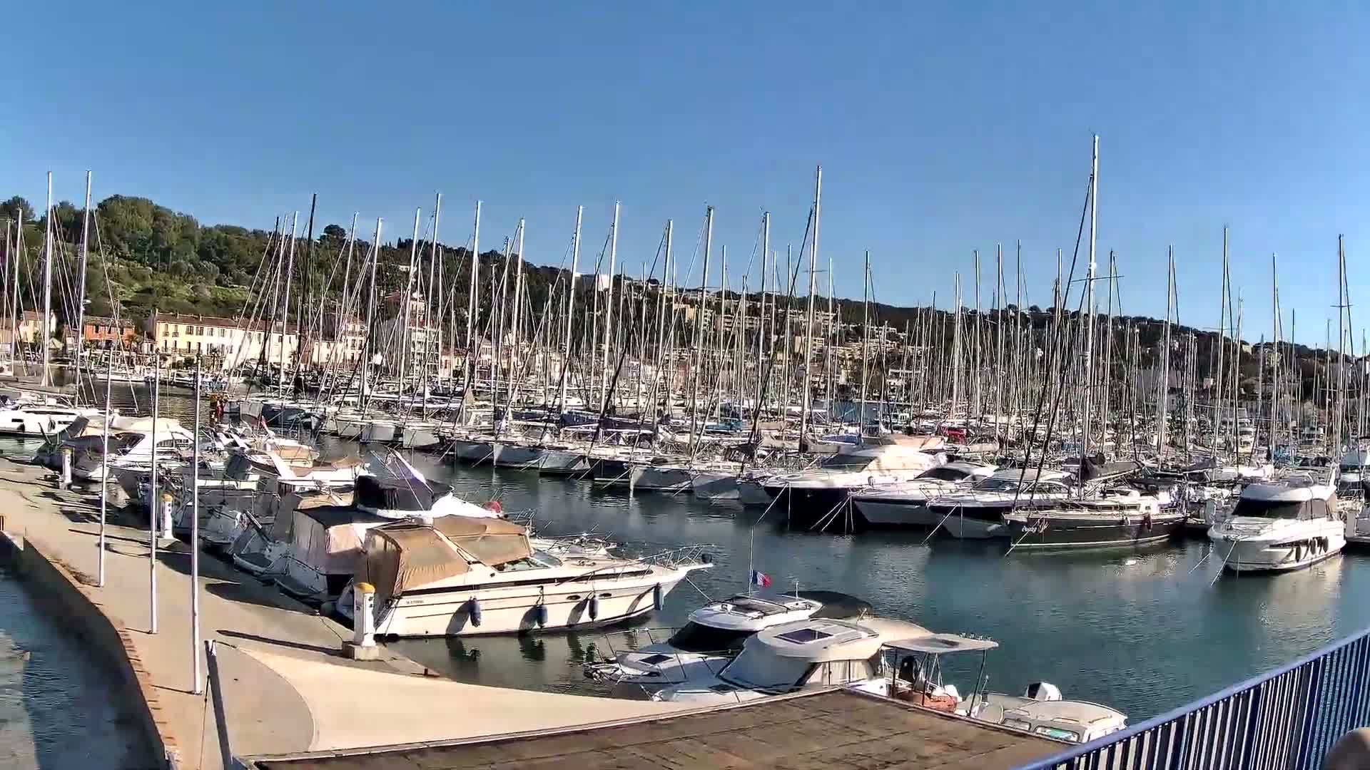 Port de plaisance de Saint-Mandrier-Sur-Mer & Plage de la Vieille/Plage du Canon Beach Live Cam - Toulon, Var, 	Provence-Alpes-Côte d’Azur, France