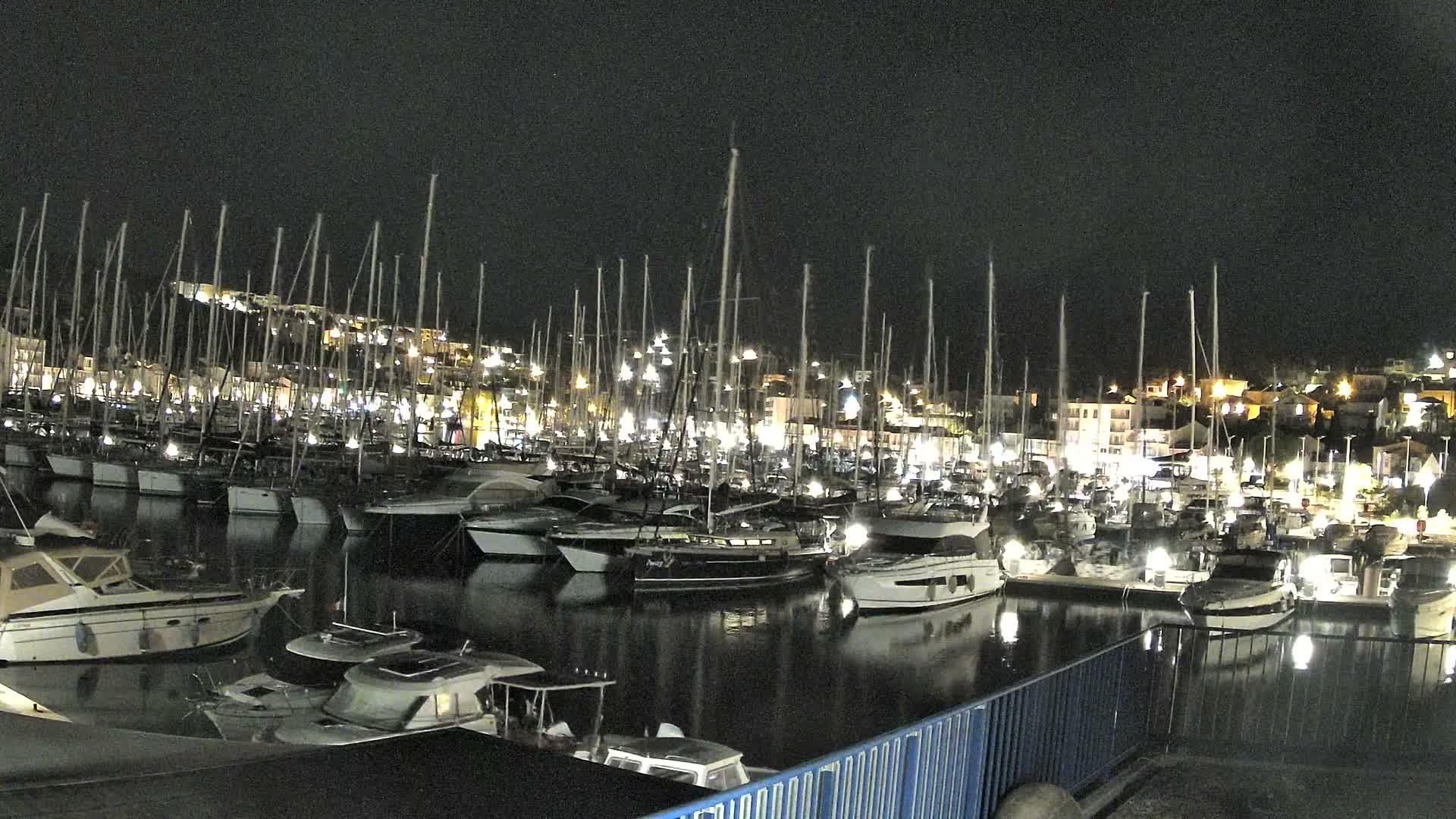 Port de plaisance de Saint-Mandrier-Sur-Mer & Plage de la Vieille/Plage du Canon Beach Live Cam - Toulon, Var, 	Provence-Alpes-Côte d’Azur, France
