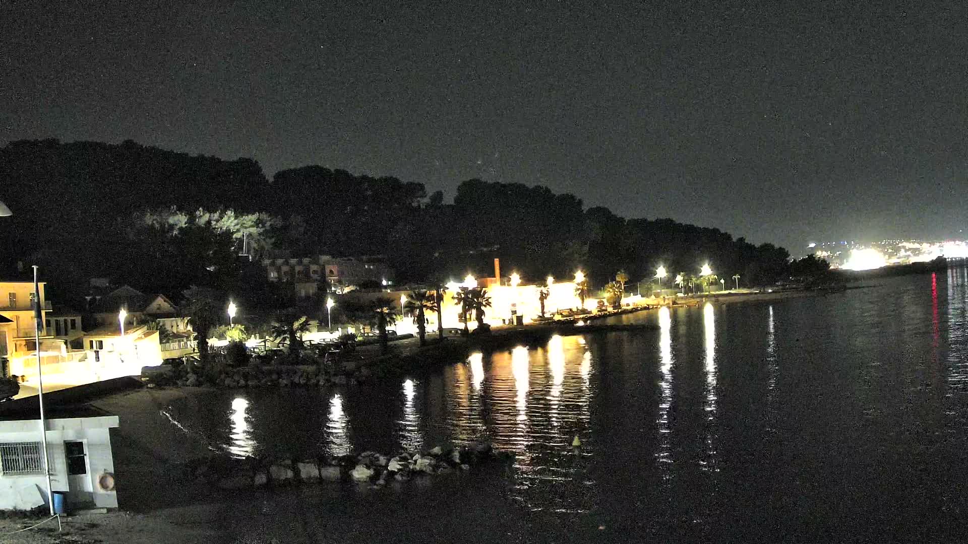 Port de plaisance de Saint-Mandrier-Sur-Mer & Plage de la Vieille/Plage du Canon Beach Live Cam - Toulon, Var, 	Provence-Alpes-Côte d’Azur, France
