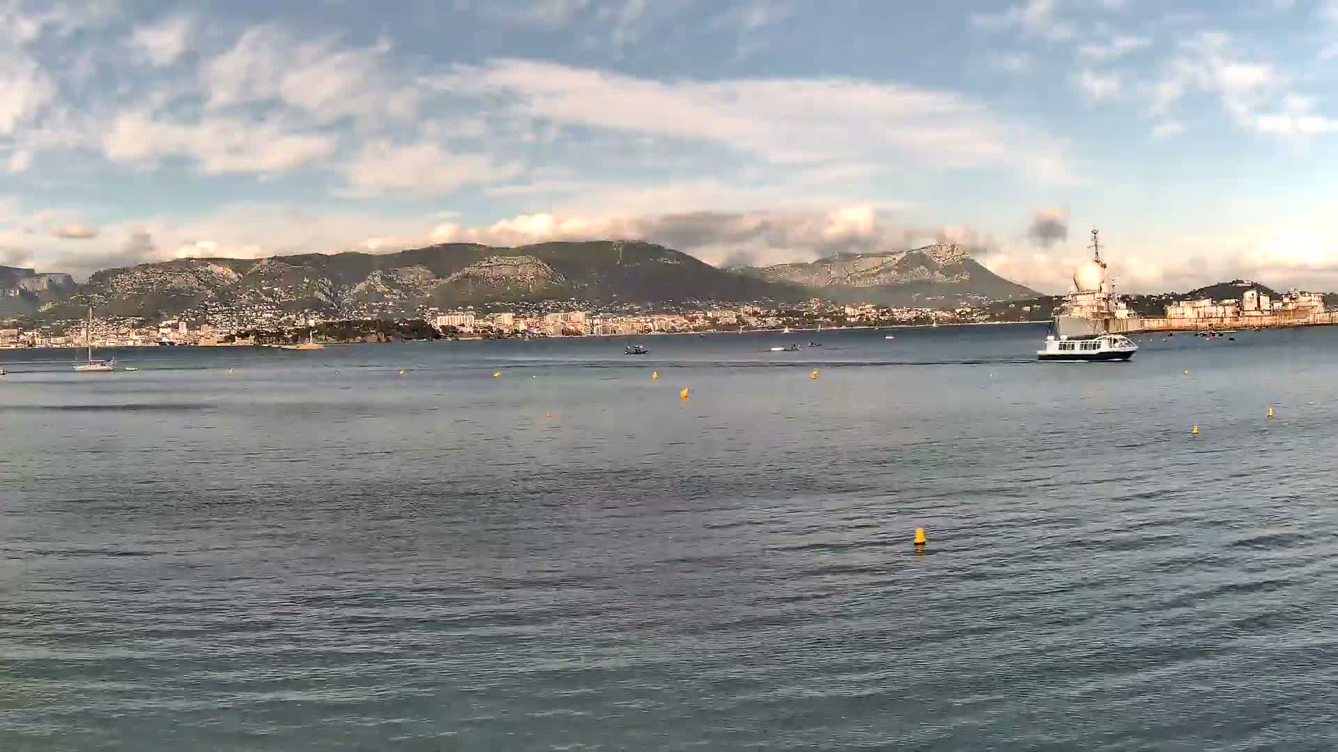 Port de plaisance de Saint-Mandrier-Sur-Mer & Plage de la Vieille/Plage du Canon Beach Live Cam - Toulon, Var, 	Provence-Alpes-Côte d’Azur, France