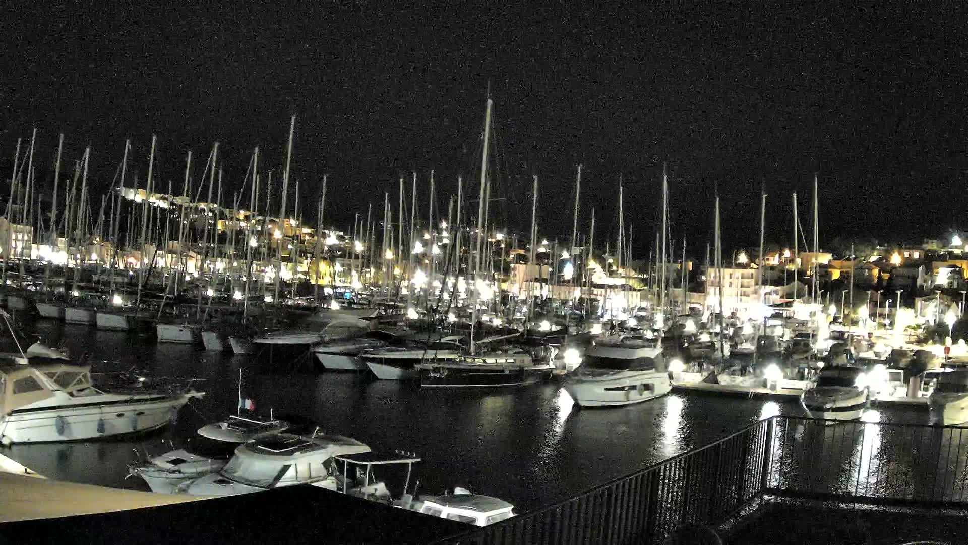 Port de plaisance de Saint-Mandrier-Sur-Mer & Plage de la Vieille/Plage du Canon Beach Live Cam - Toulon, Var, 	Provence-Alpes-Côte d’Azur, France