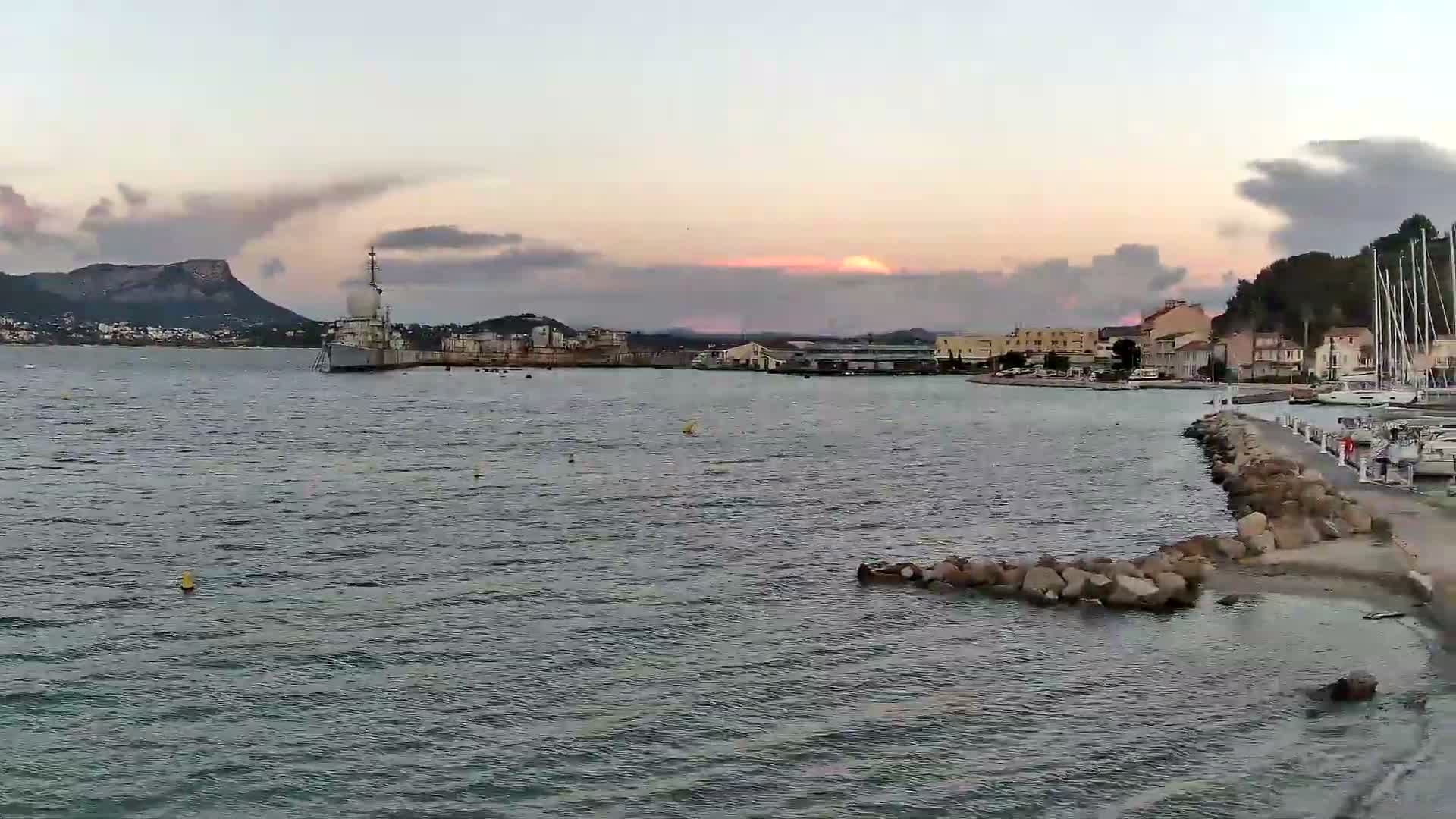 Port de plaisance de Saint-Mandrier-Sur-Mer & Plage de la Vieille/Plage du Canon Beach Live Cam - Toulon, Var, 	Provence-Alpes-Côte d’Azur, France