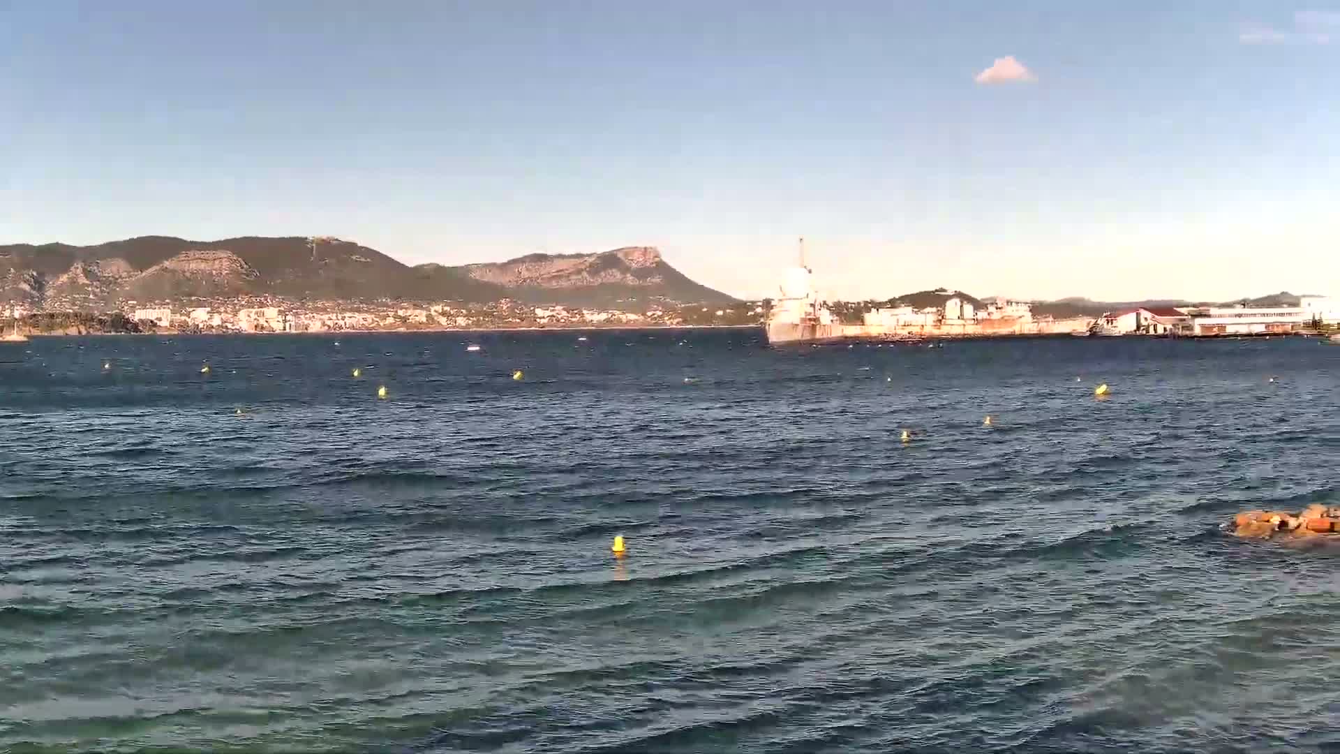 Port de plaisance de Saint-Mandrier-Sur-Mer & Plage de la Vieille/Plage du Canon Beach Live Cam - Toulon, Var, 	Provence-Alpes-Côte d’Azur, France
