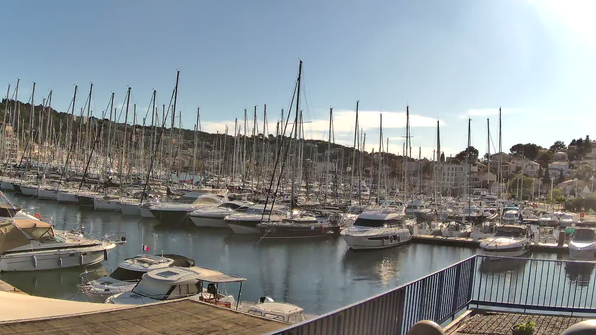 Port de plaisance de Saint-Mandrier-Sur-Mer & Plage de la Vieille/Plage du Canon Beach Live Cam - Toulon, Var, 	Provence-Alpes-Côte d’Azur, France