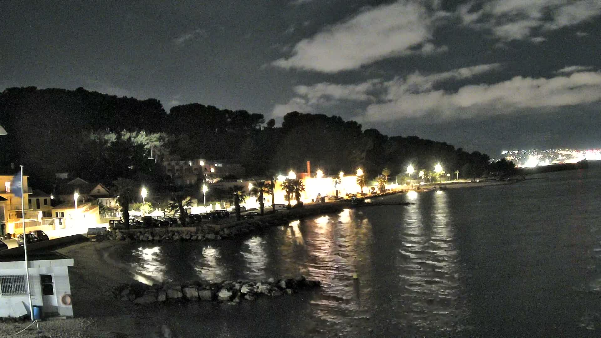 Port de plaisance de Saint-Mandrier-Sur-Mer & Plage de la Vieille/Plage du Canon Beach Live Cam - Toulon, Var, 	Provence-Alpes-Côte d’Azur, France