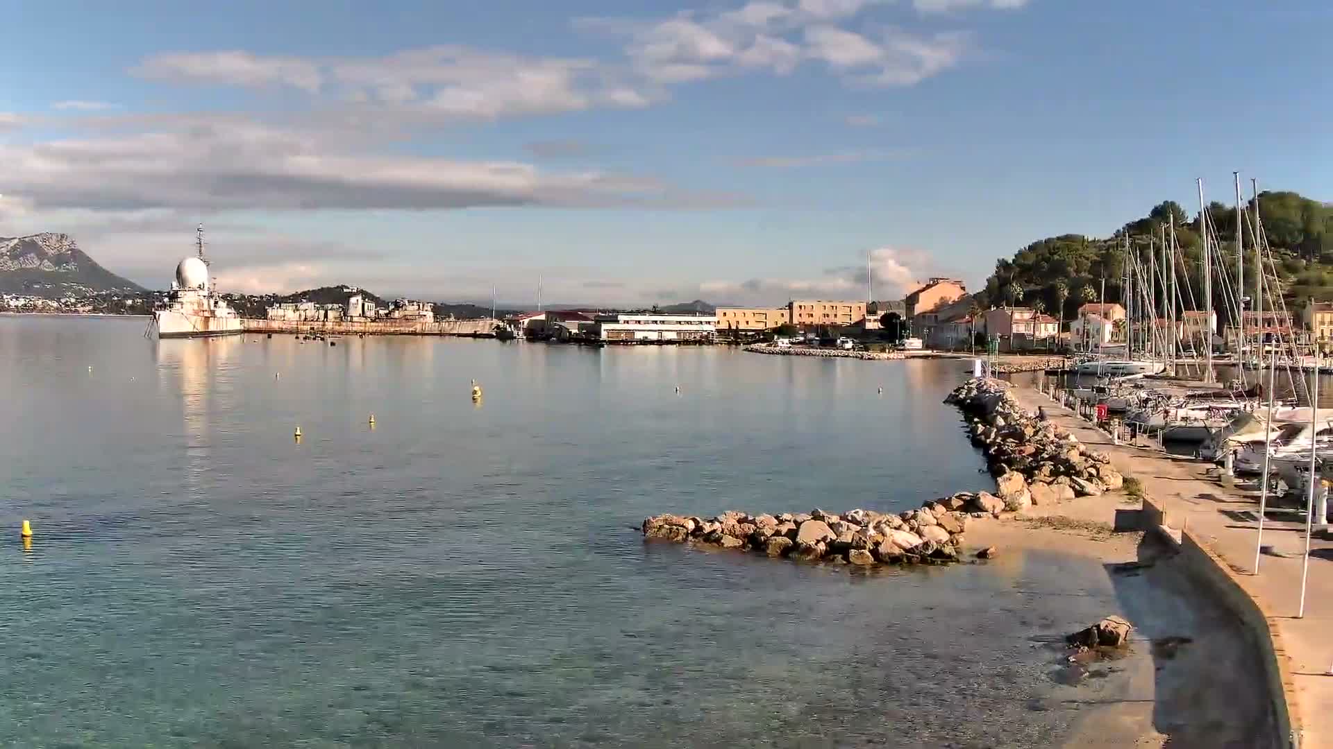 Port de plaisance de Saint-Mandrier-Sur-Mer & Plage de la Vieille/Plage du Canon Beach Live Cam - Toulon, Var, 	Provence-Alpes-Côte d’Azur, France