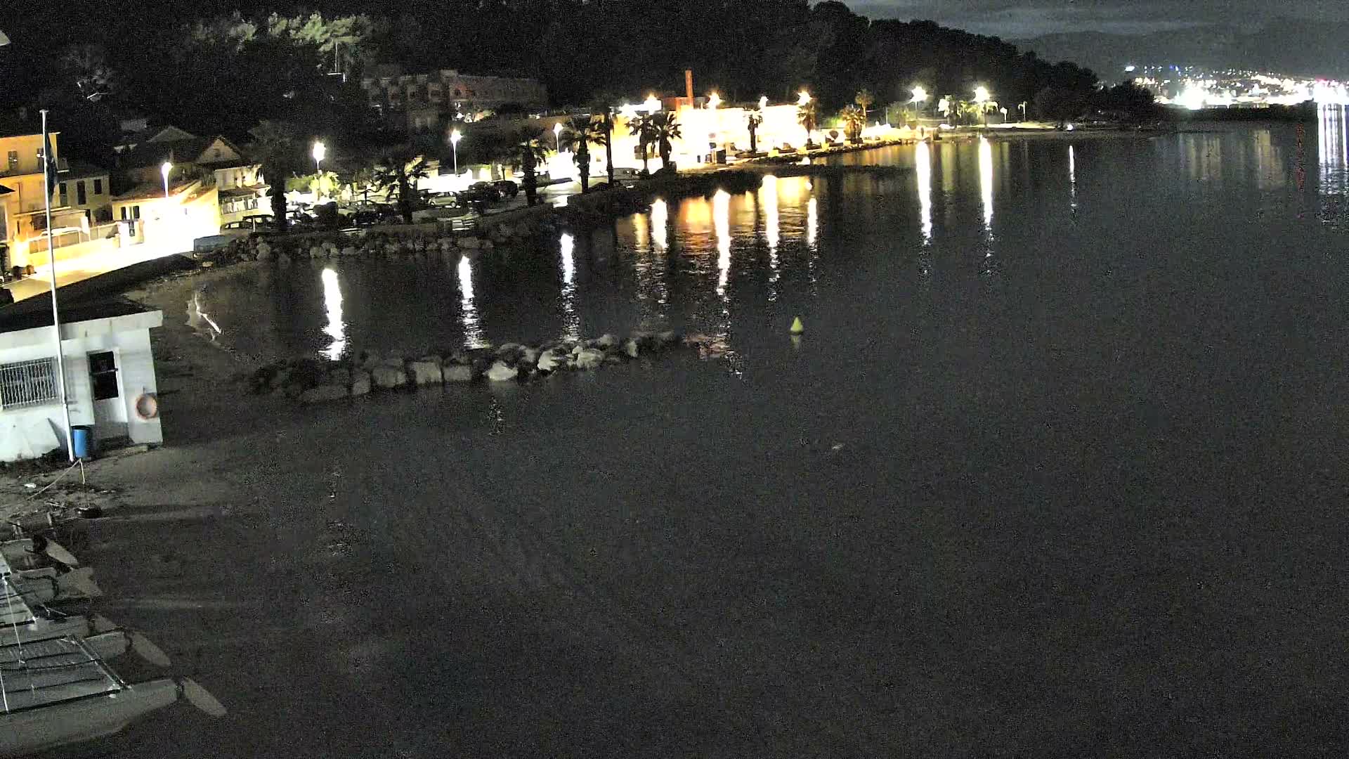 Port de plaisance de Saint-Mandrier-Sur-Mer & Plage de la Vieille/Plage du Canon Beach Live Cam - Toulon, Var, 	Provence-Alpes-Côte d’Azur, France