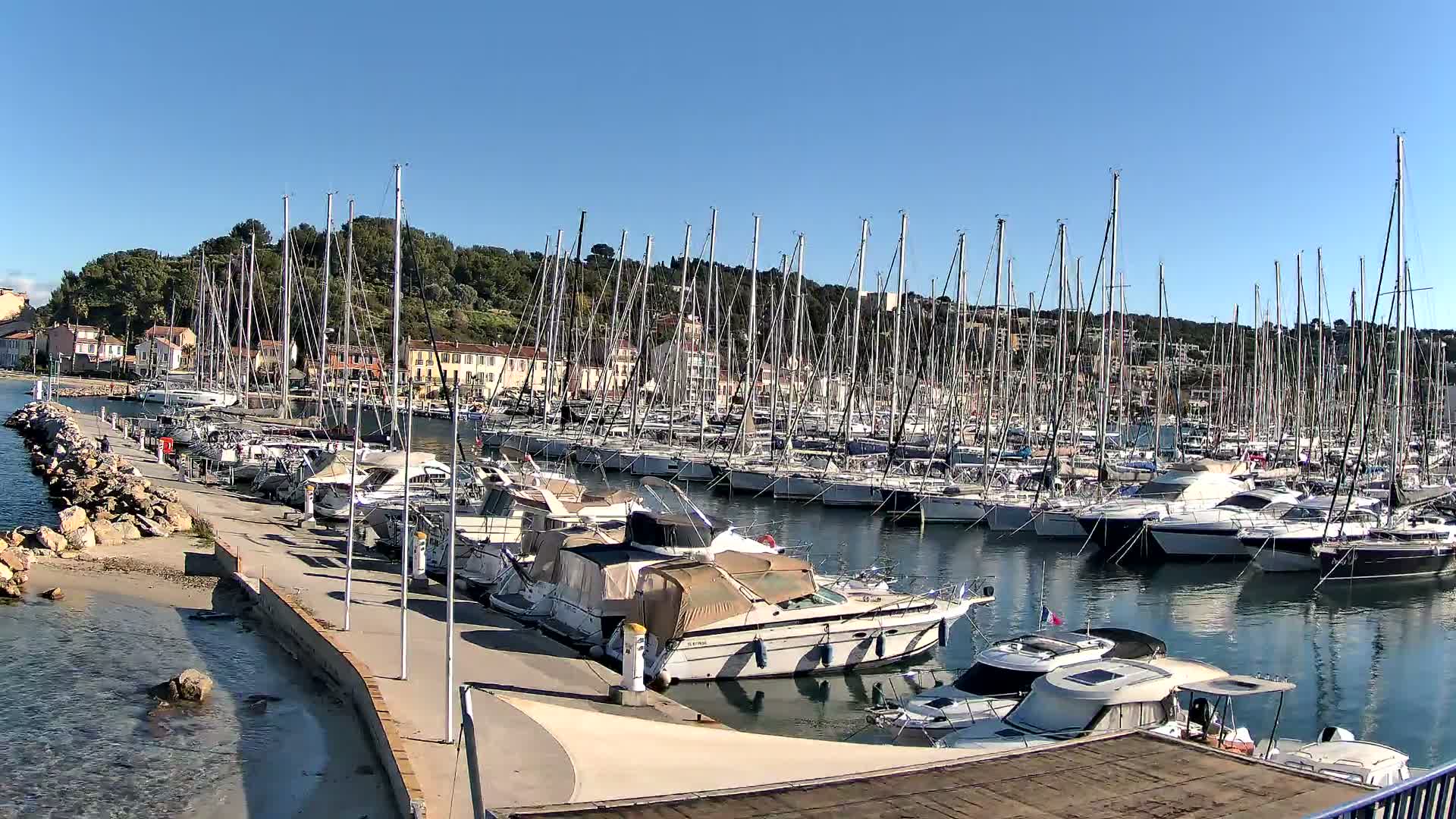 Port de plaisance de Saint-Mandrier-Sur-Mer & Plage de la Vieille/Plage du Canon Beach Live Cam - Toulon, Var, 	Provence-Alpes-Côte d’Azur, France