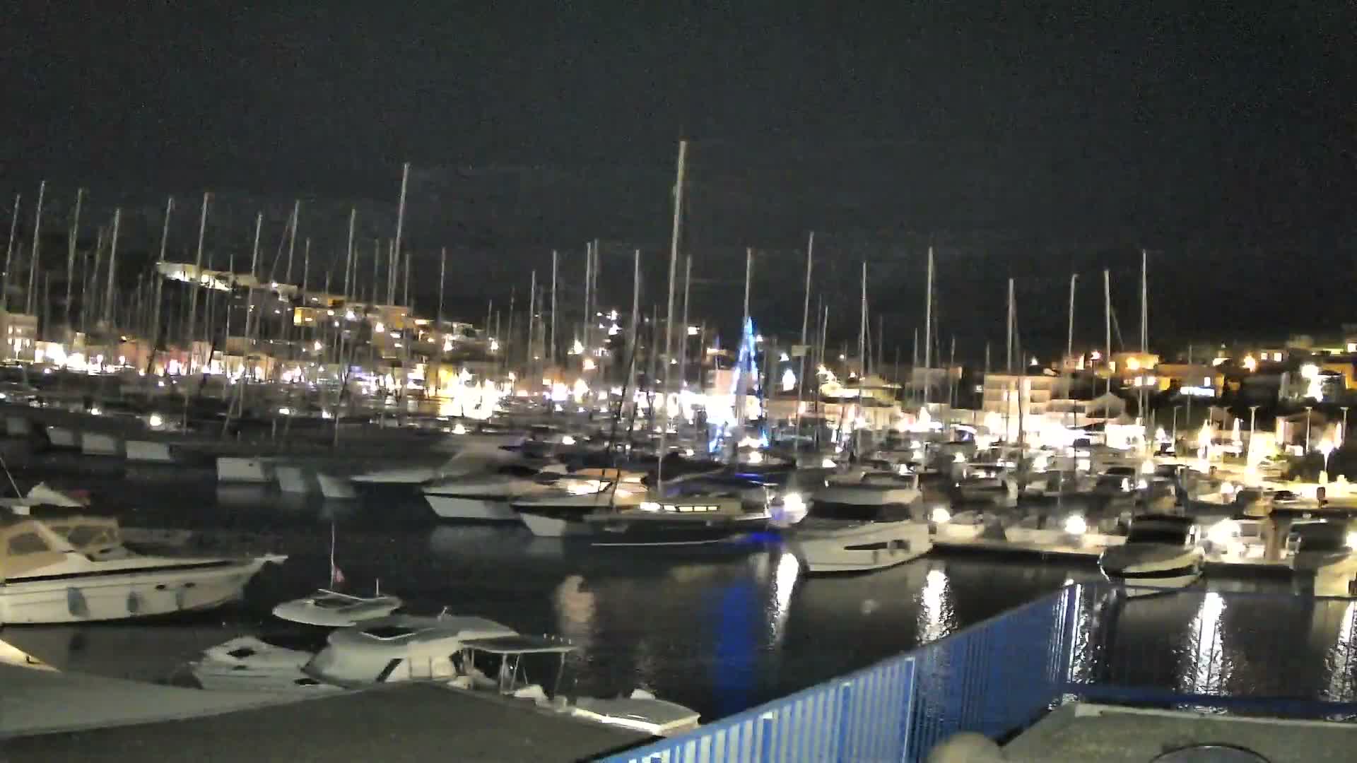 Port de plaisance de Saint-Mandrier-Sur-Mer & Plage de la Vieille/Plage du Canon Beach Live Cam - Toulon, Var, 	Provence-Alpes-Côte d’Azur, France