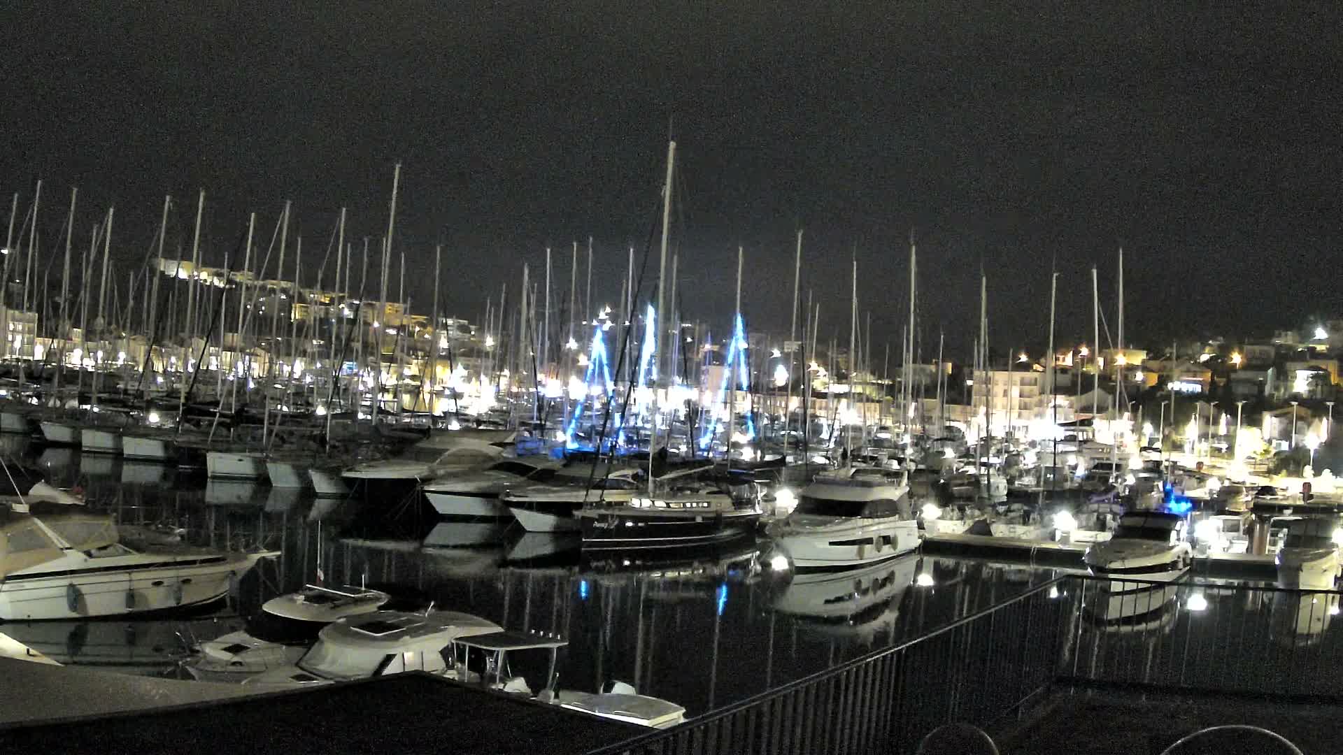 Port de plaisance de Saint-Mandrier-Sur-Mer & Plage de la Vieille/Plage du Canon Beach Live Cam - Toulon, Var, 	Provence-Alpes-Côte d’Azur, France