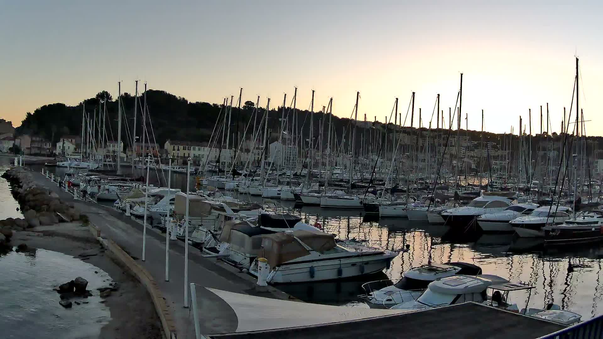 Port de plaisance de Saint-Mandrier-Sur-Mer & Plage de la Vieille/Plage du Canon Beach Live Cam - Toulon, Var, 	Provence-Alpes-Côte d’Azur, France